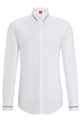 Camisa slim fit con ribetes en cuello y puños