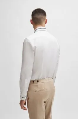 Camisa slim fit con ribetes en cuello y puños