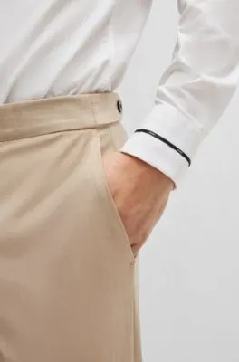 Camisa slim fit con ribetes en cuello y puños