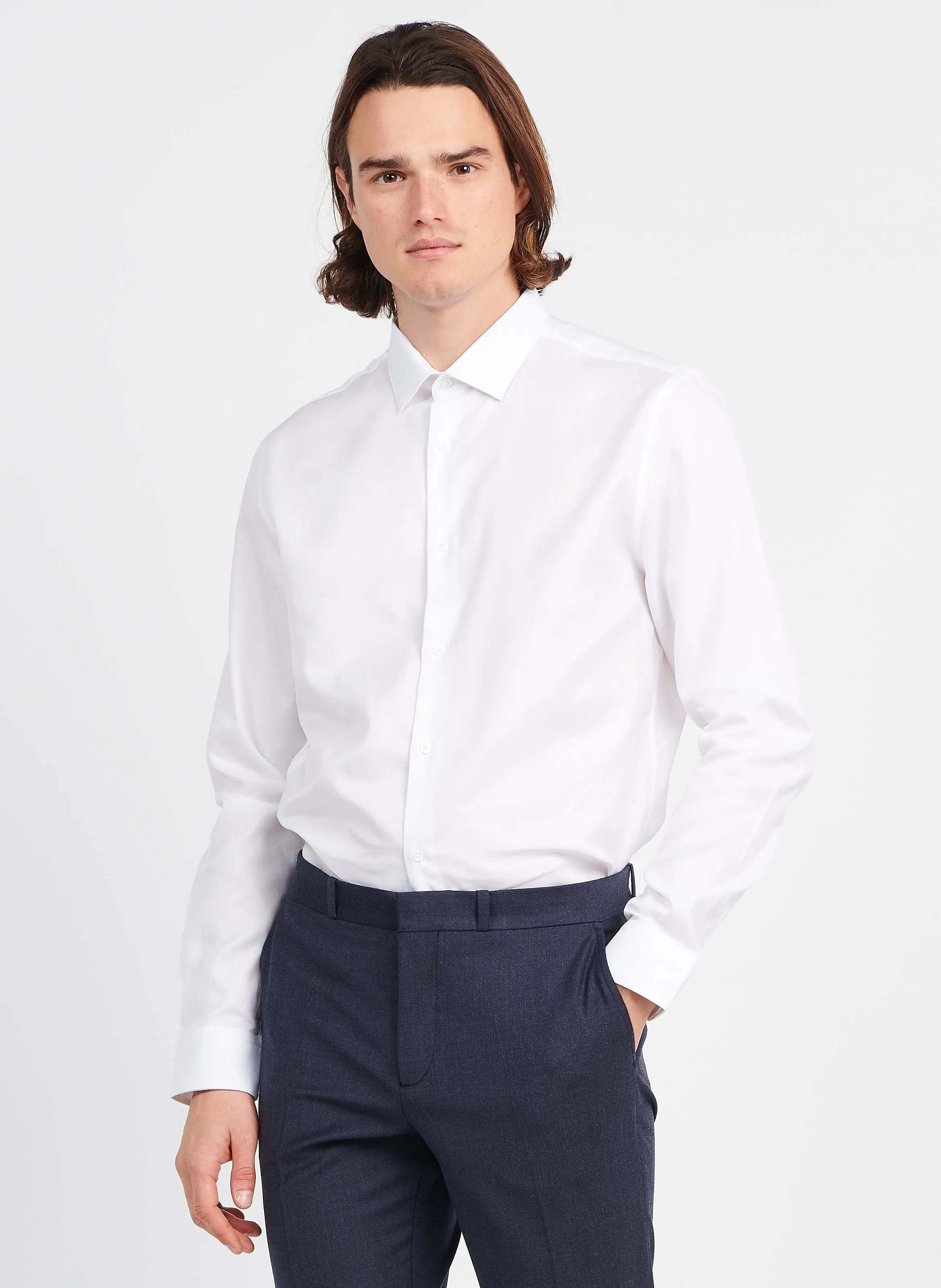 Camisa slim fit de algodón con cuello clásico en blanco