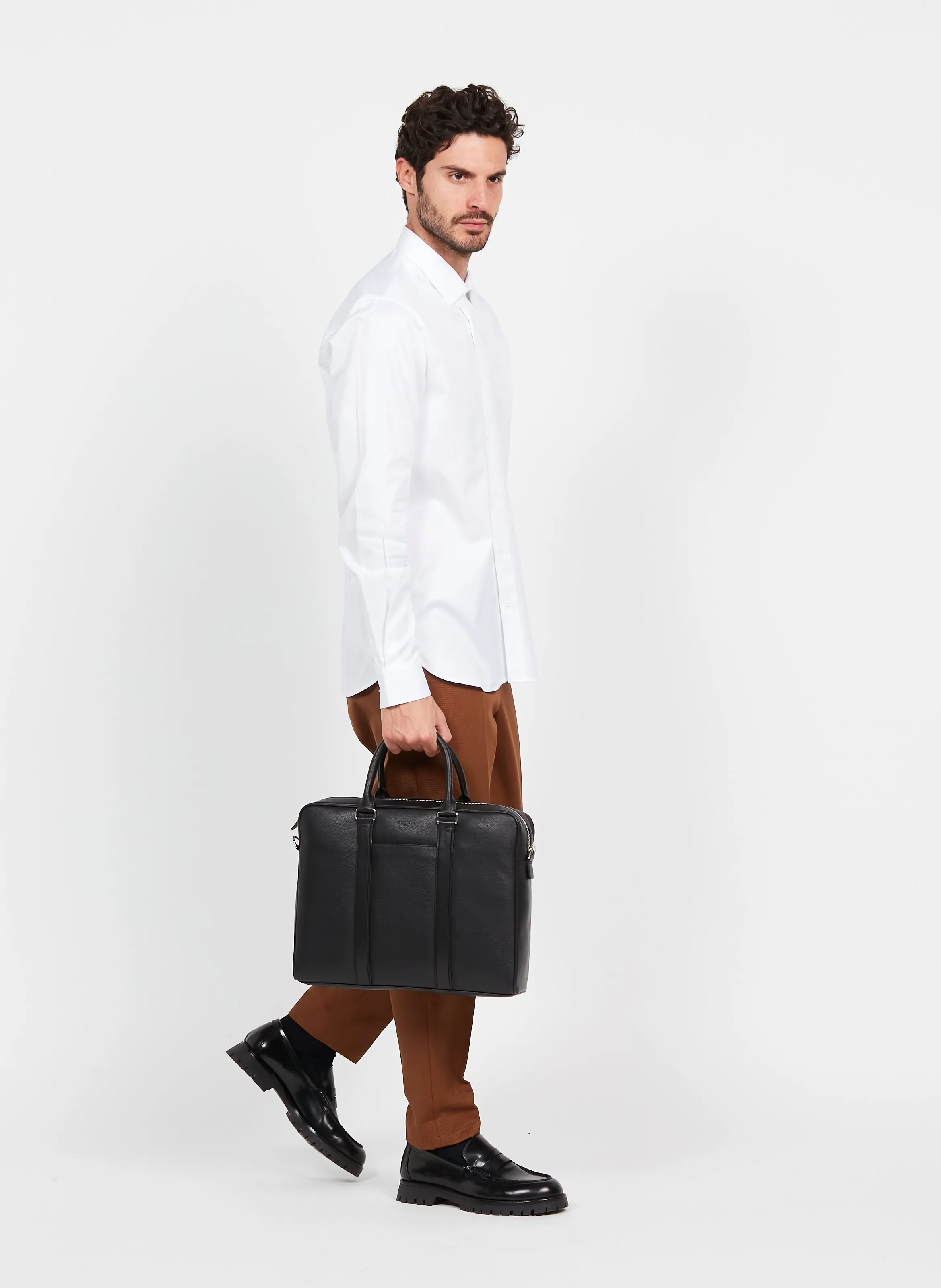 Camisa slim fit de algodón con cuello clásico en blanco