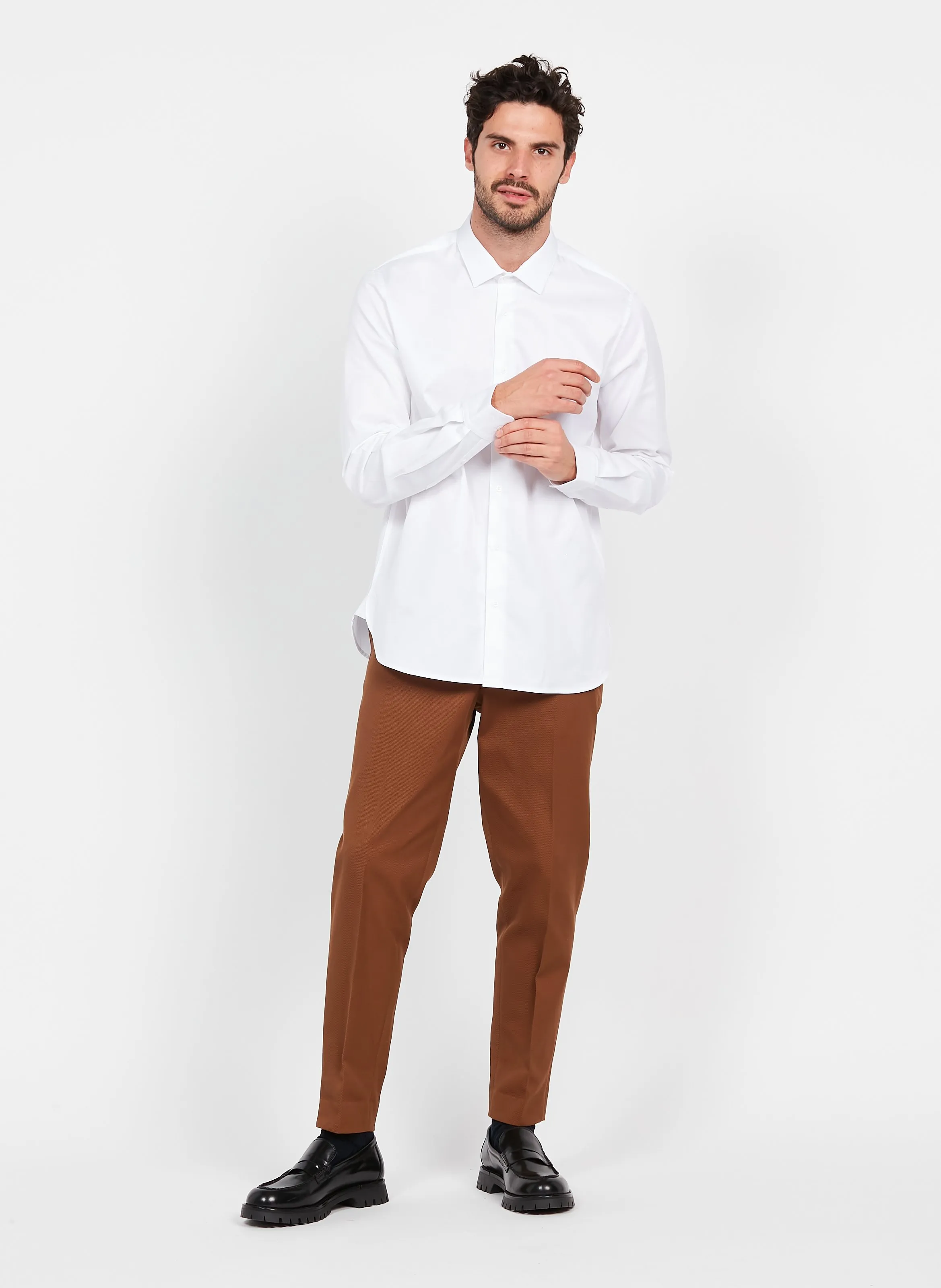 Camisa slim fit de algodón con cuello clásico en blanco