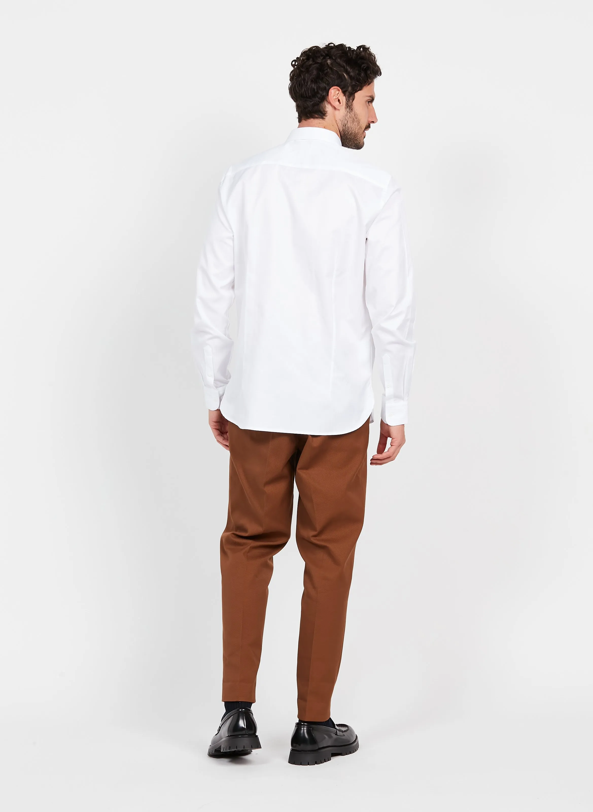 Camisa slim fit de algodón con cuello clásico en blanco