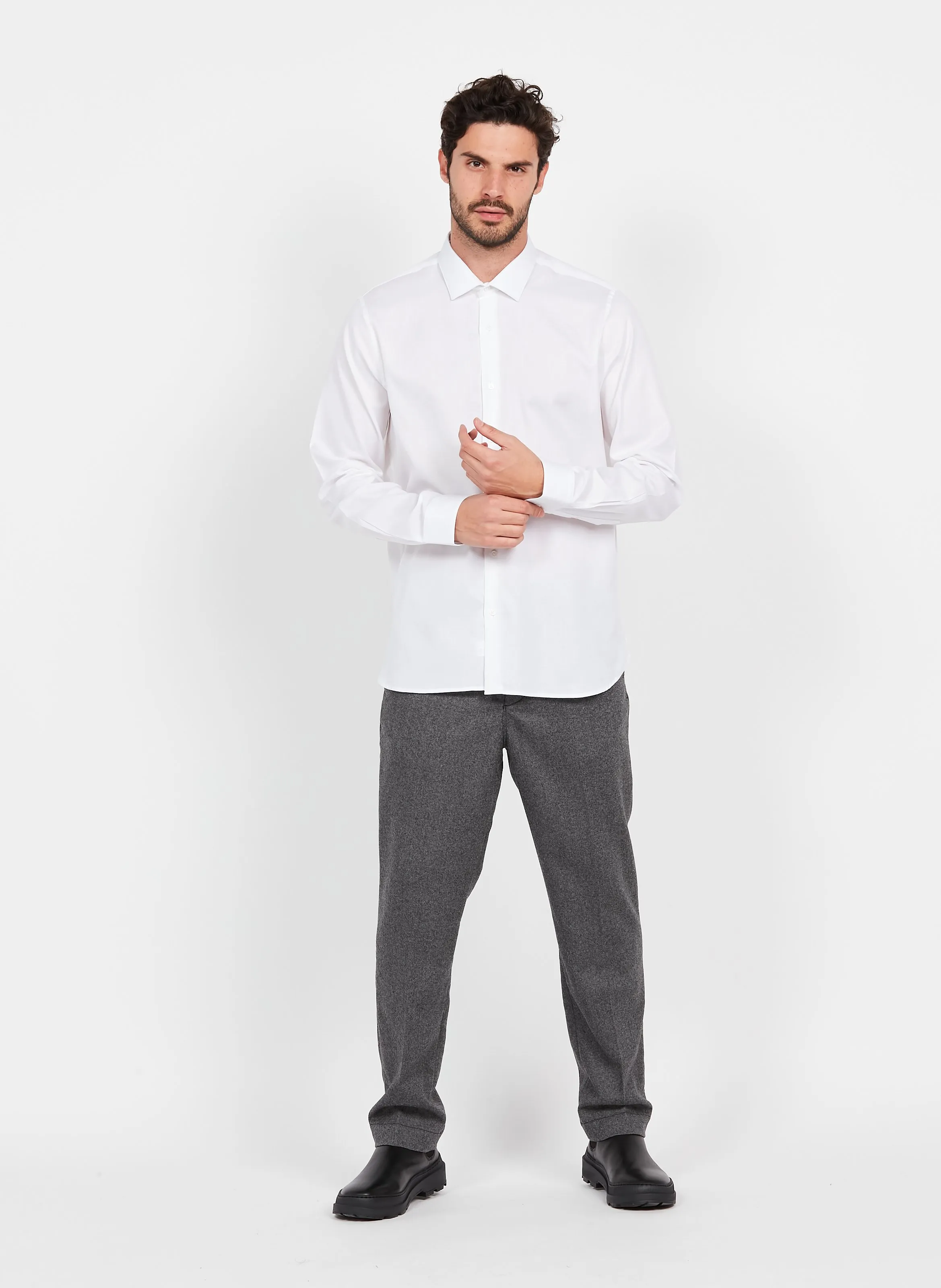 Camisa slim fit de algodón con cuello clásico en blanco