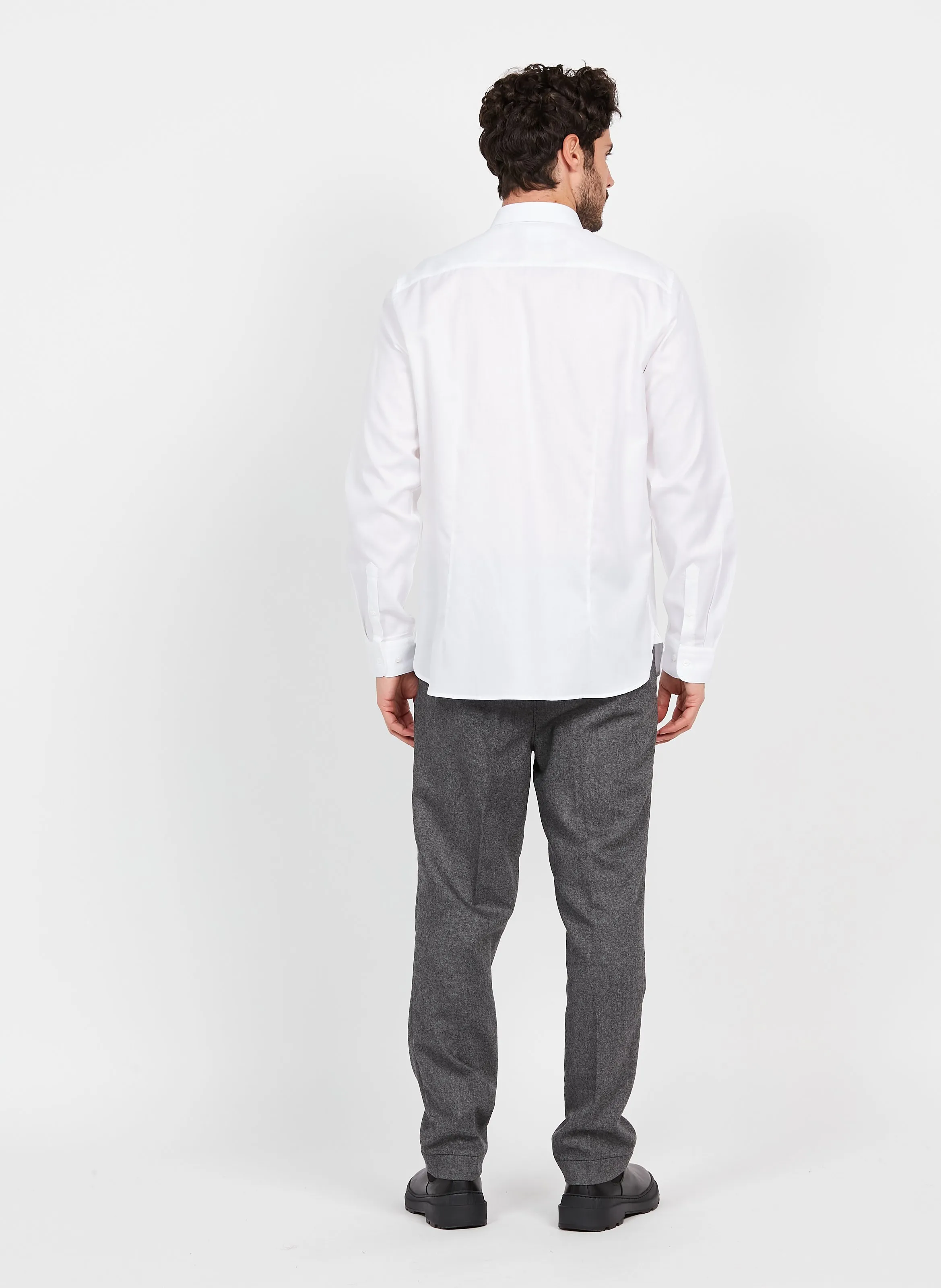 Camisa slim fit de algodón con cuello clásico en blanco