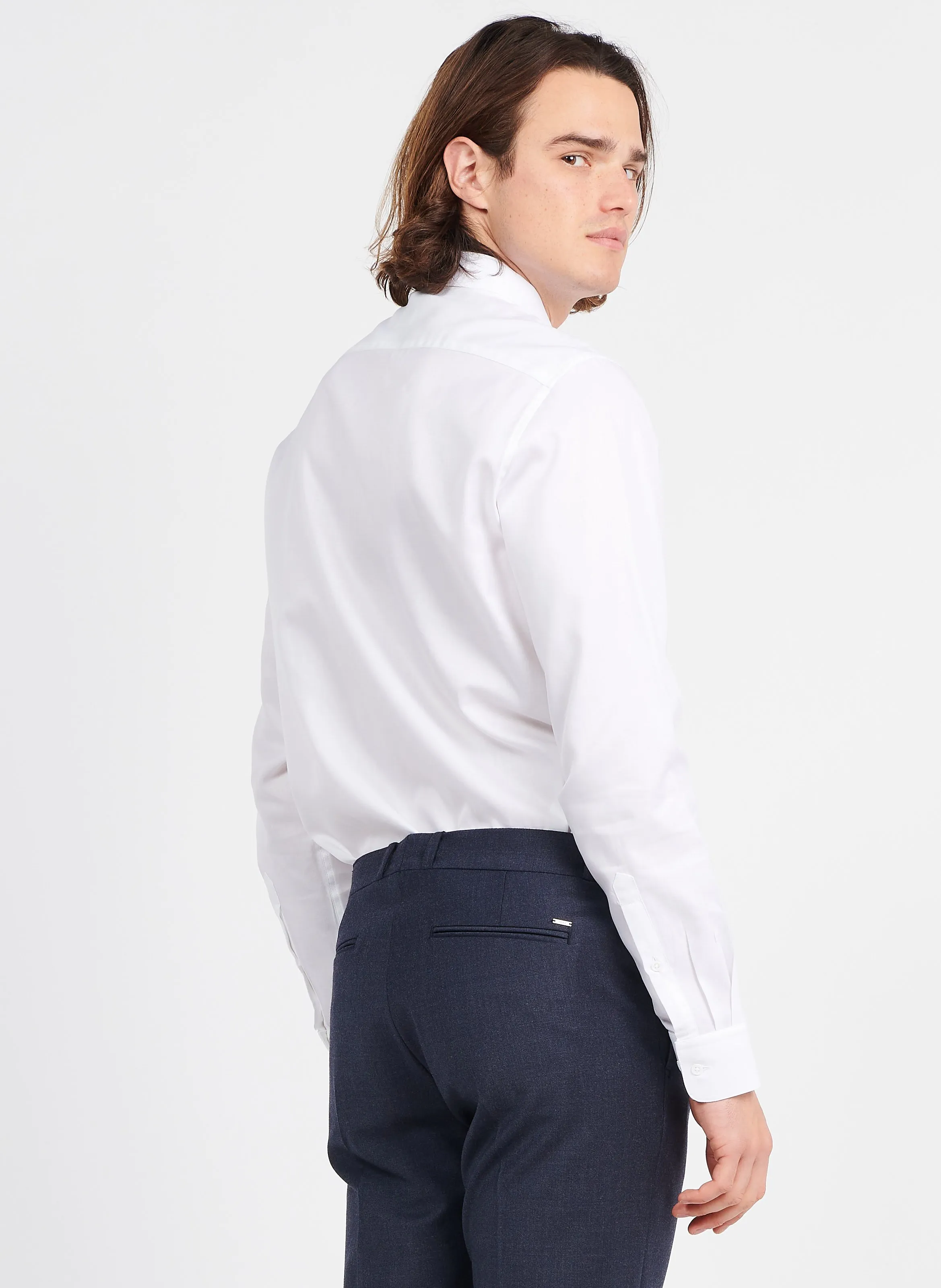 Camisa slim fit de algodón con cuello clásico en blanco