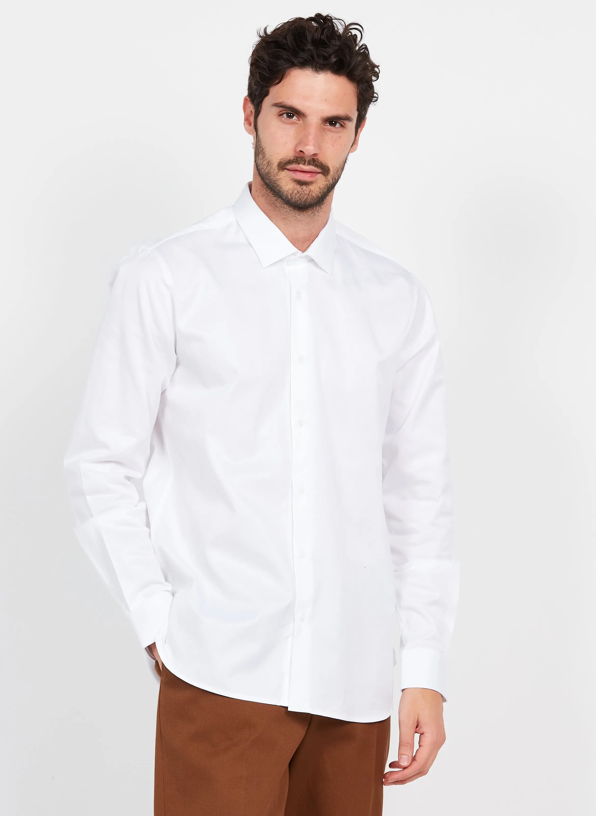 Camisa slim fit de algodón con cuello clásico en blanco