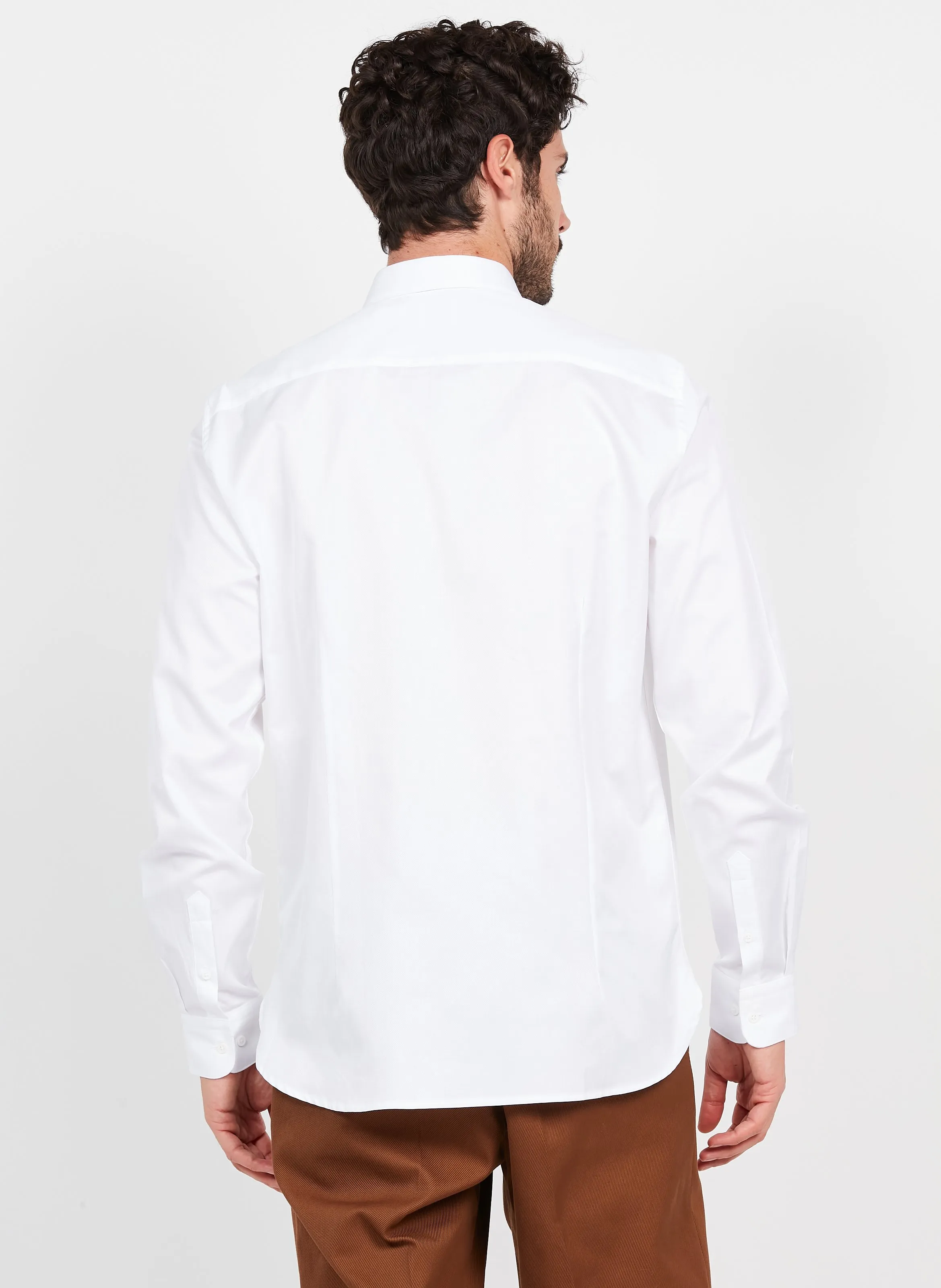 Camisa slim fit de algodón con cuello clásico en blanco