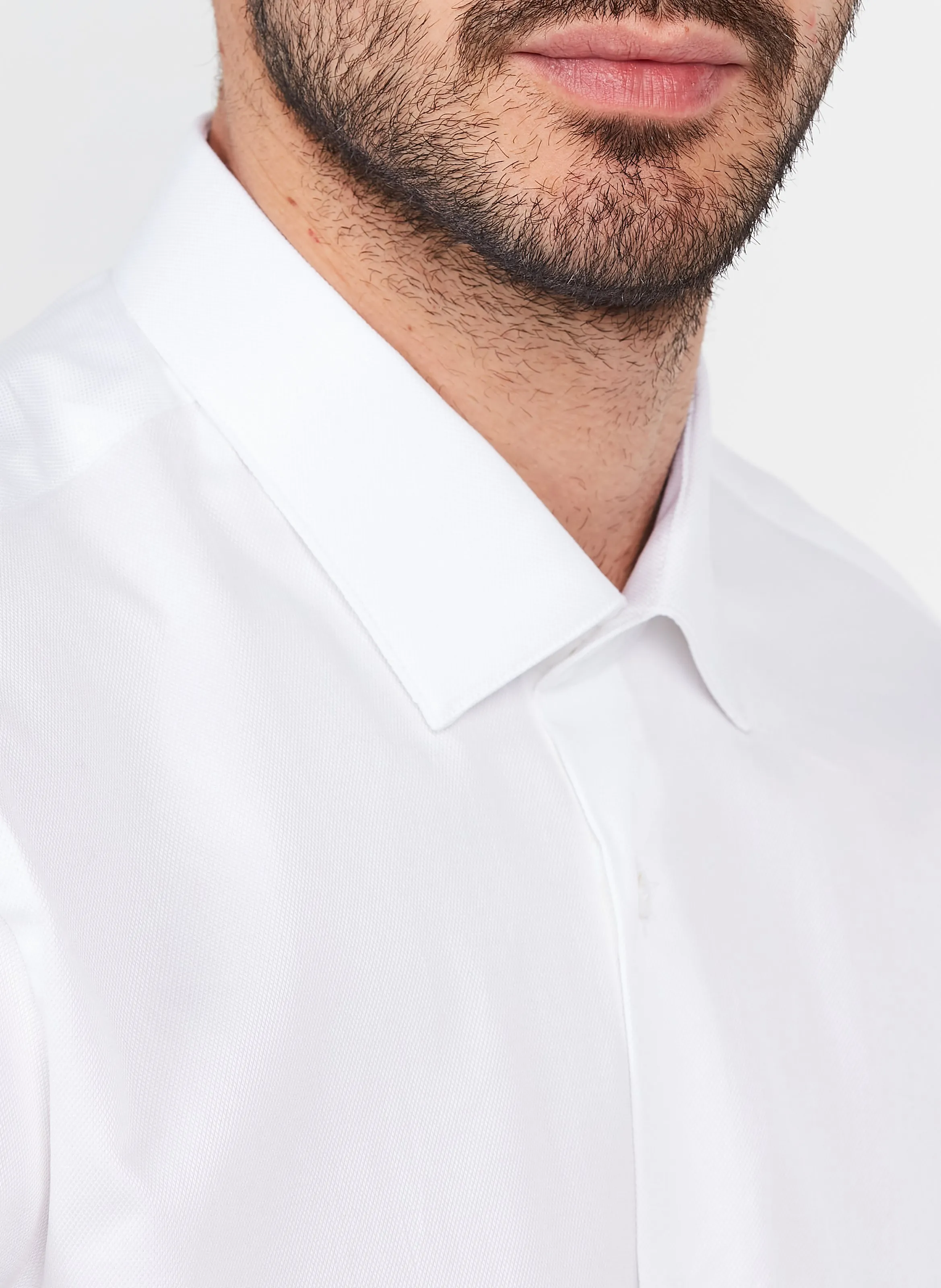 Camisa slim fit de algodón con cuello clásico en blanco