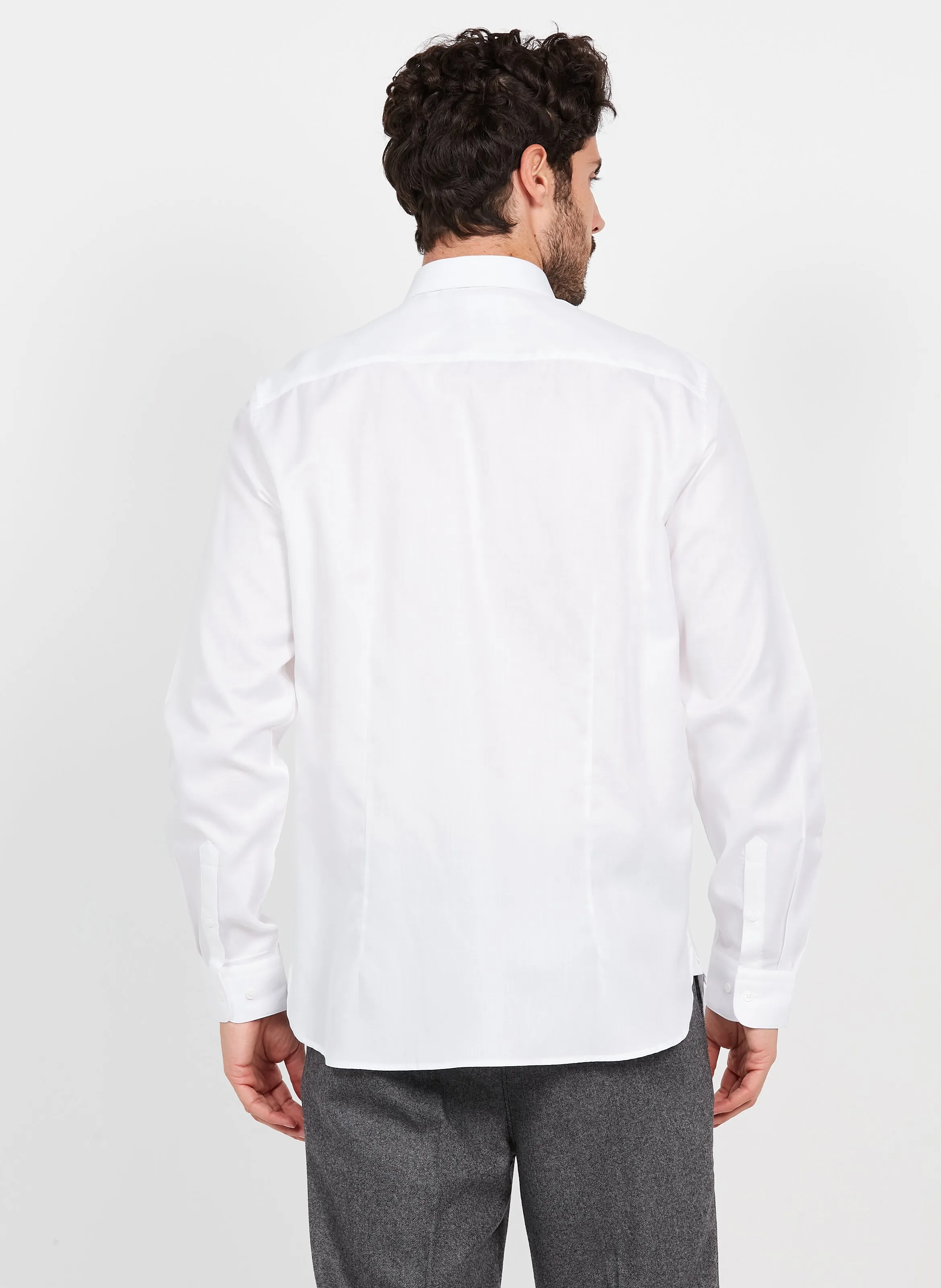 Camisa slim fit de algodón con cuello clásico en blanco