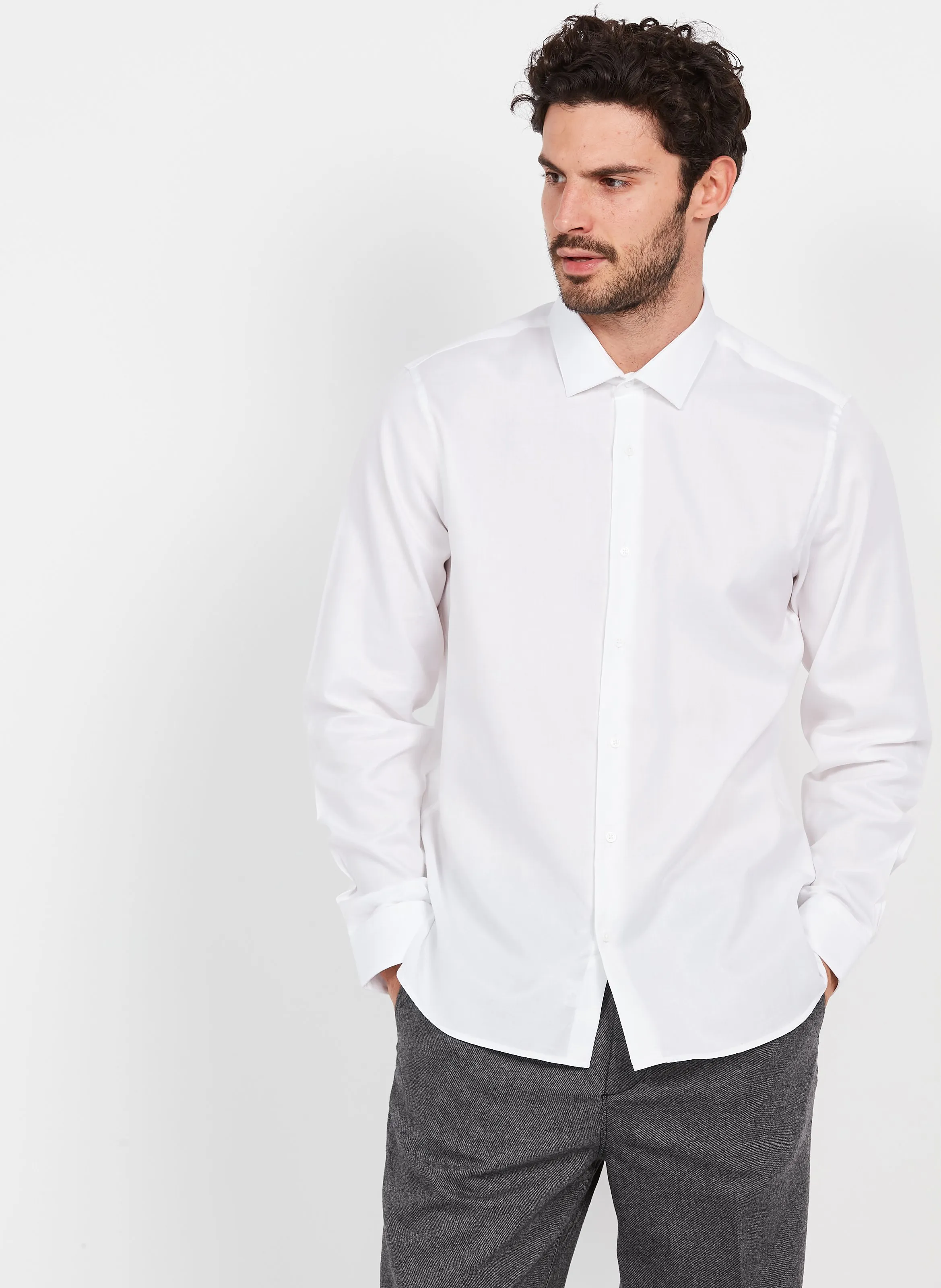 Camisa slim fit de algodón con cuello clásico en blanco
