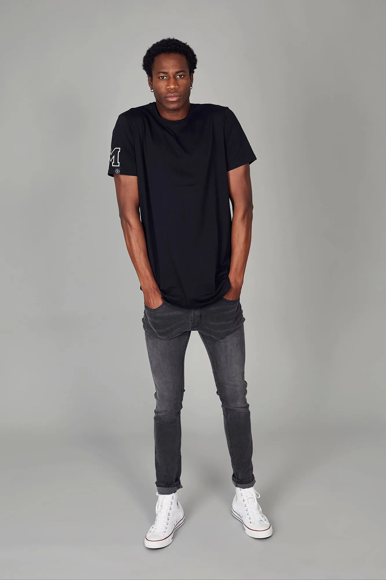 Camiseta HE negra M & bajo redondeado