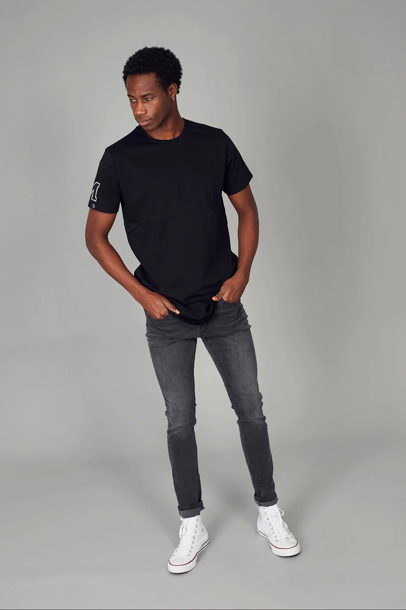 Camiseta HE negra M & bajo redondeado