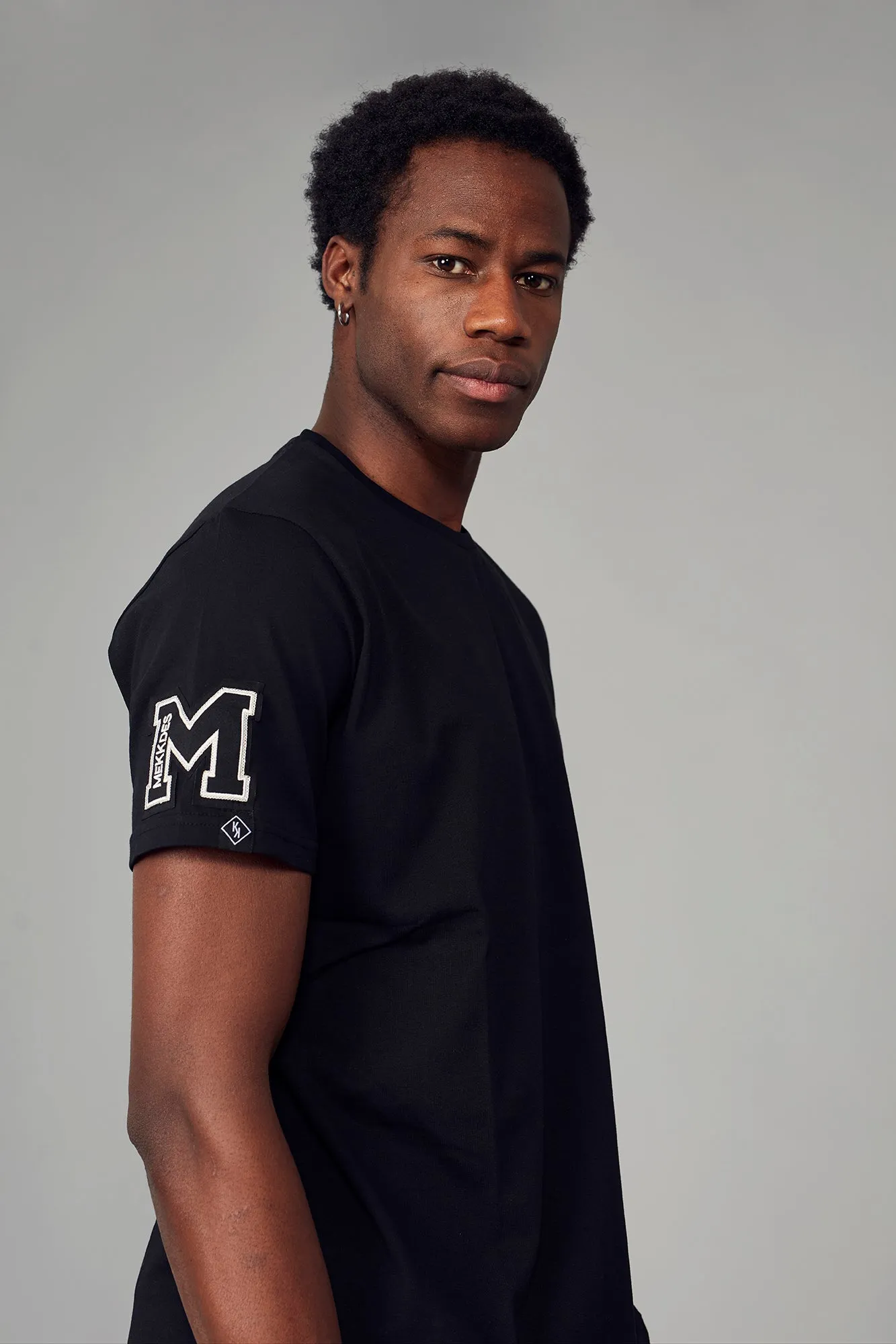 Camiseta HE negra M & bajo redondeado