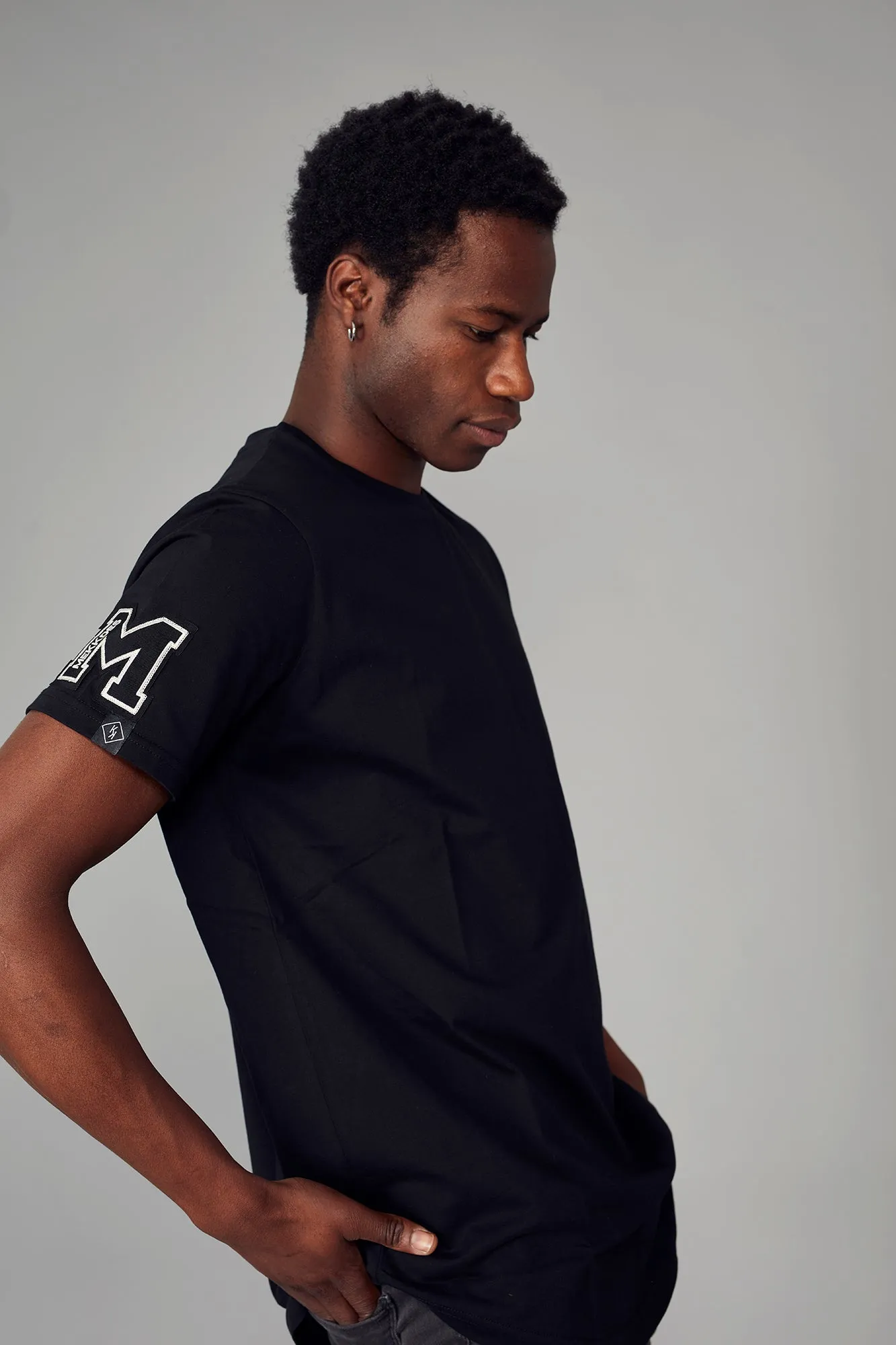Camiseta HE negra M & bajo redondeado