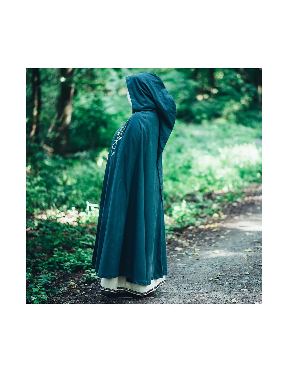 Capa medieval con bordados modelo Lyra, color verde