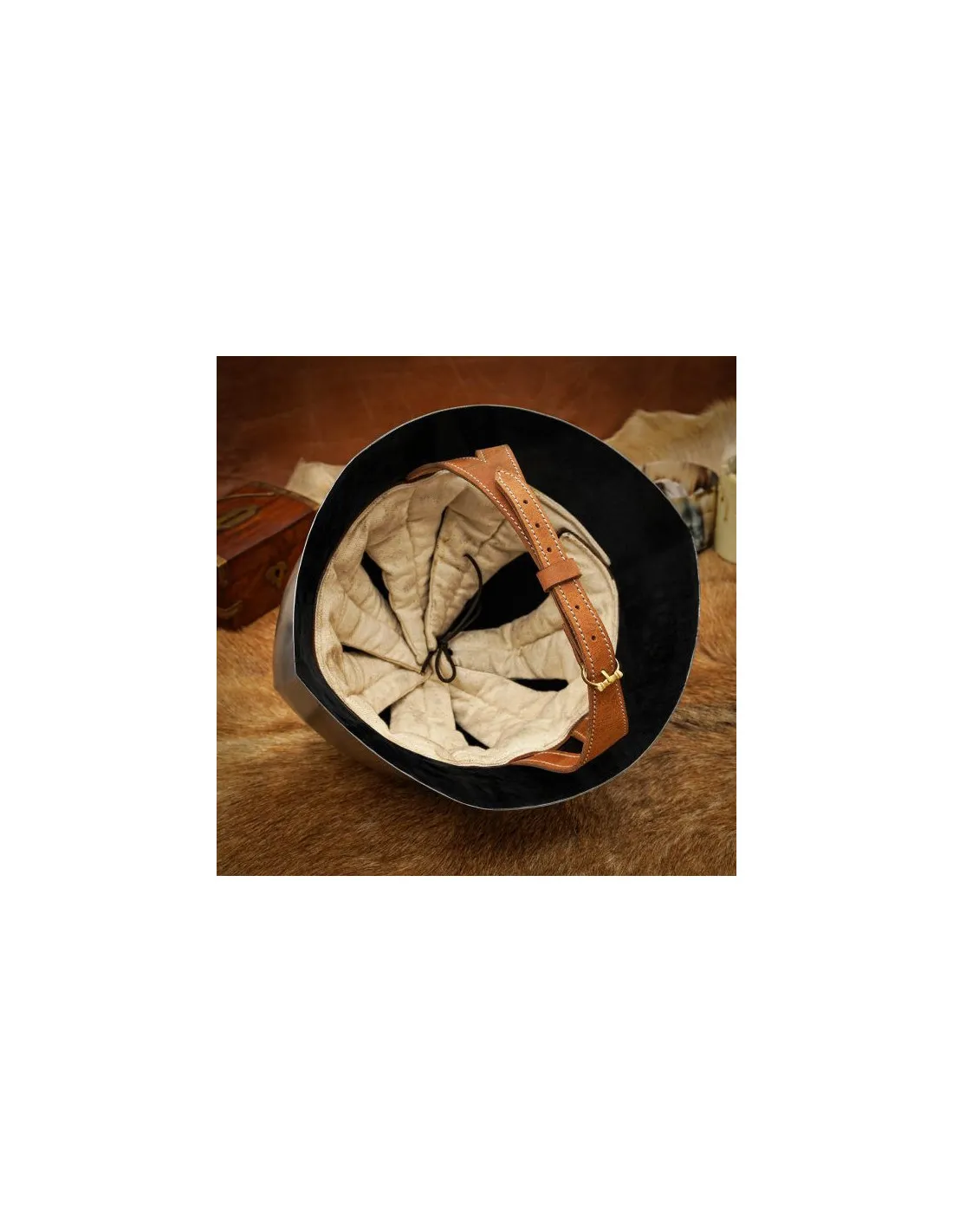 Casco medieval, tipo tetera, acabado en viejo, siglo XV