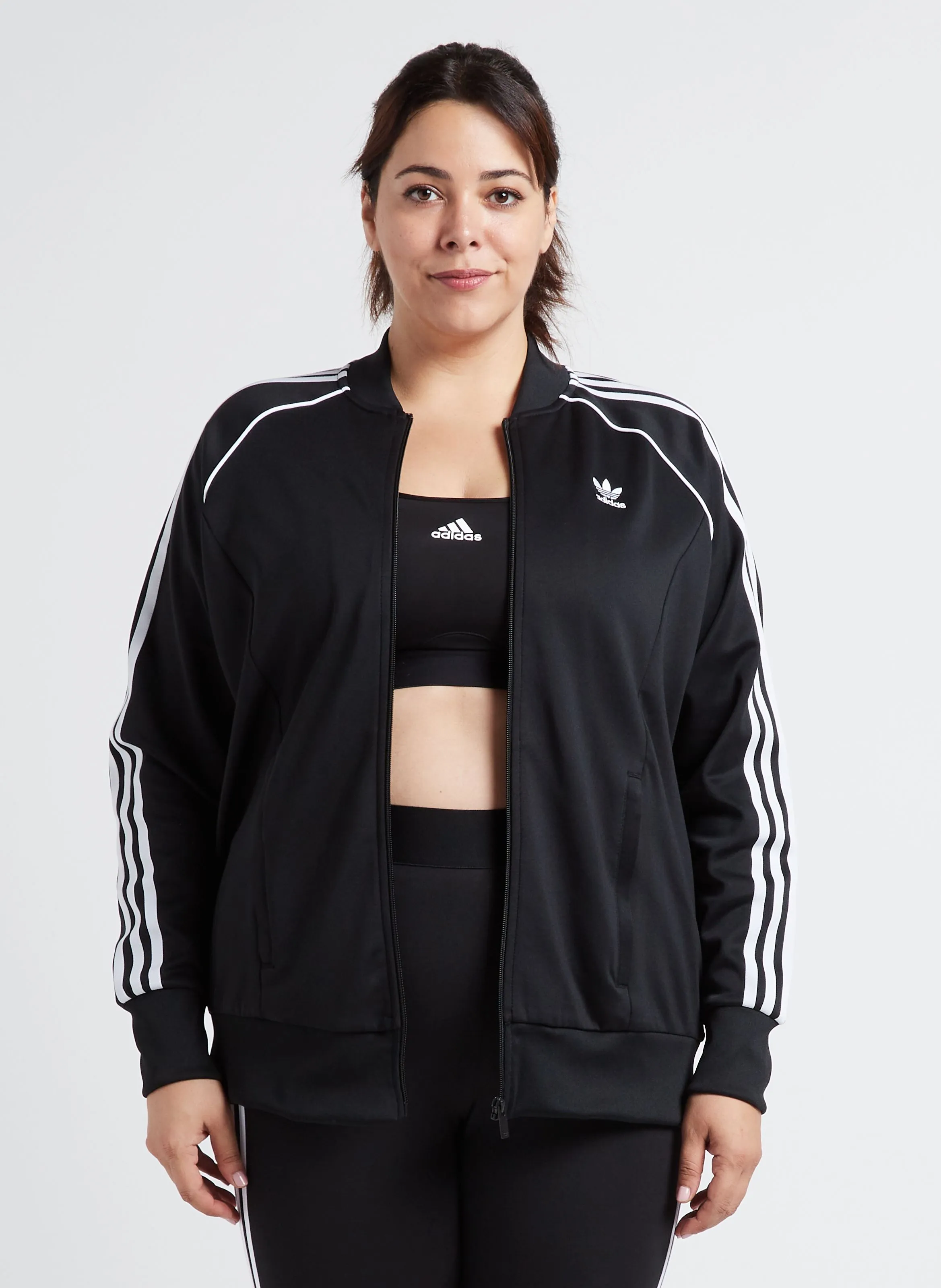 Chaqueta con cuello teddy y detalle de tres rayas en negro