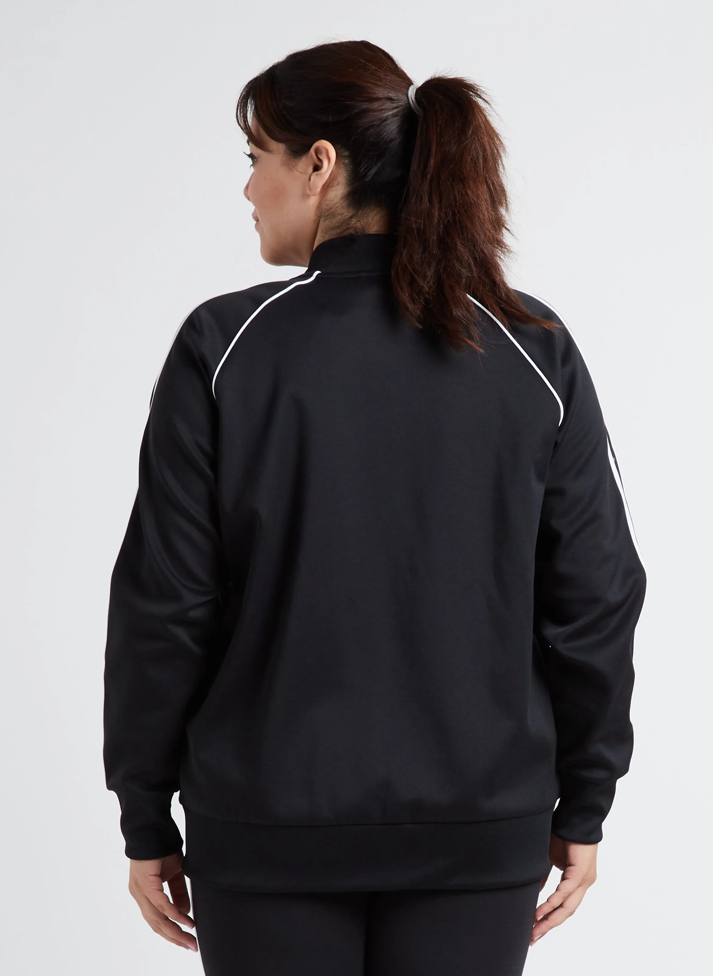 Chaqueta con cuello teddy y detalle de tres rayas en negro