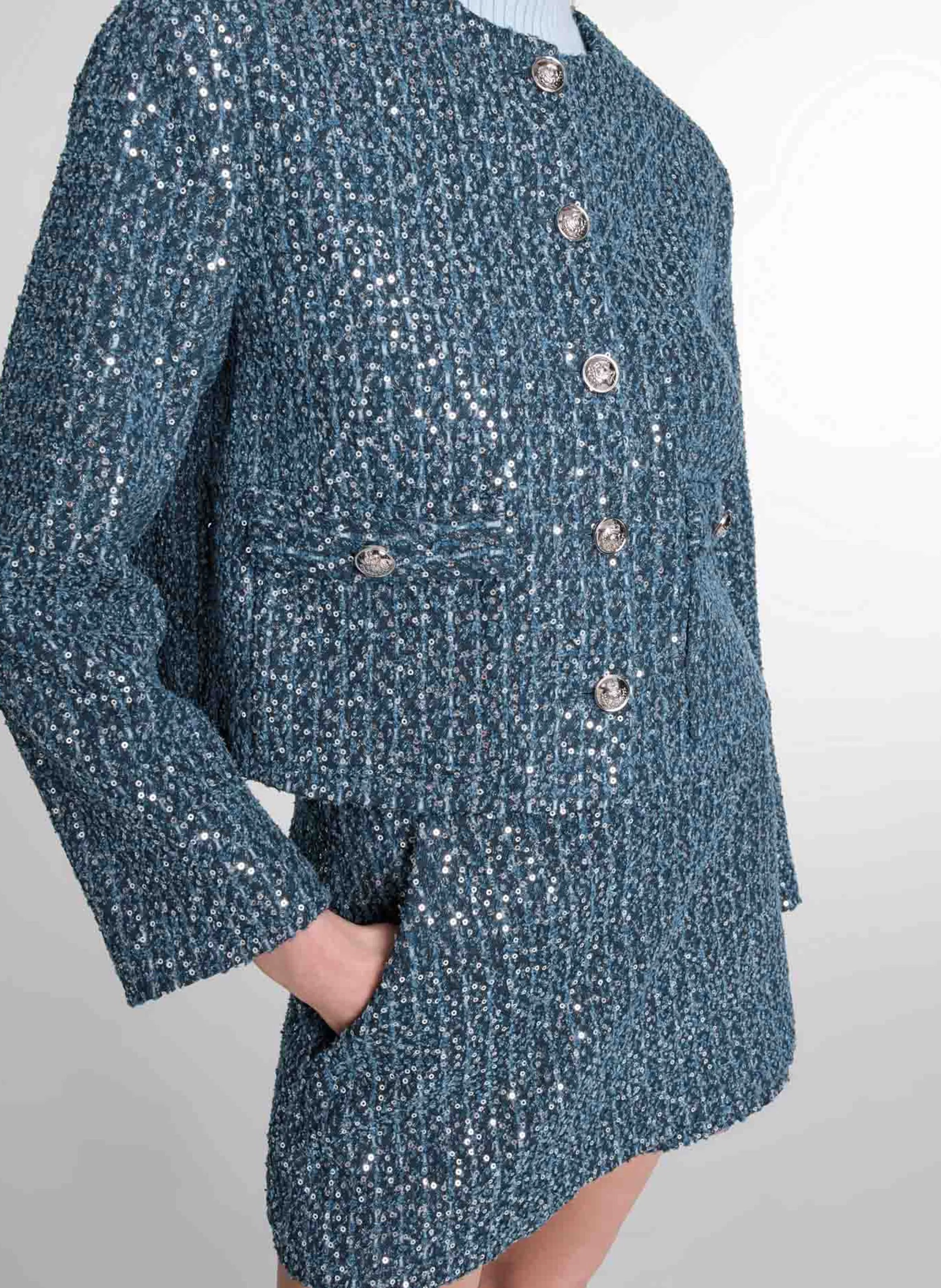Chaqueta corta de tweed con lentejuelas. en azul