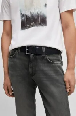 Cinturón de piel con detalle de la marca en la hebilla