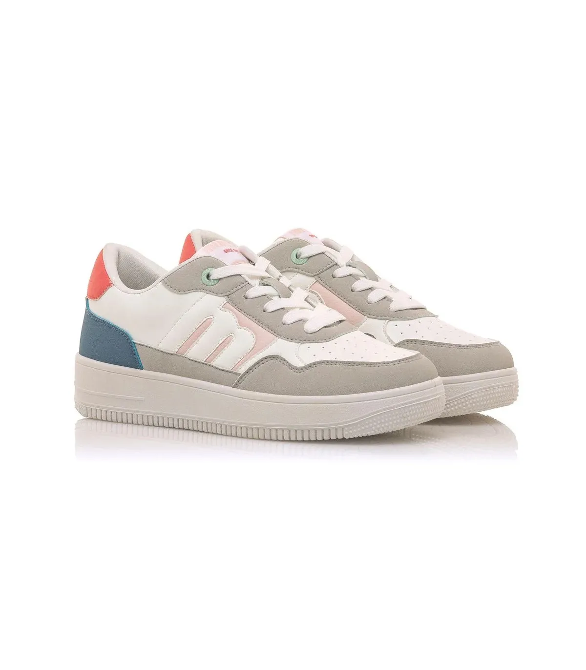 Deportivo blanco con colores azul y rojo