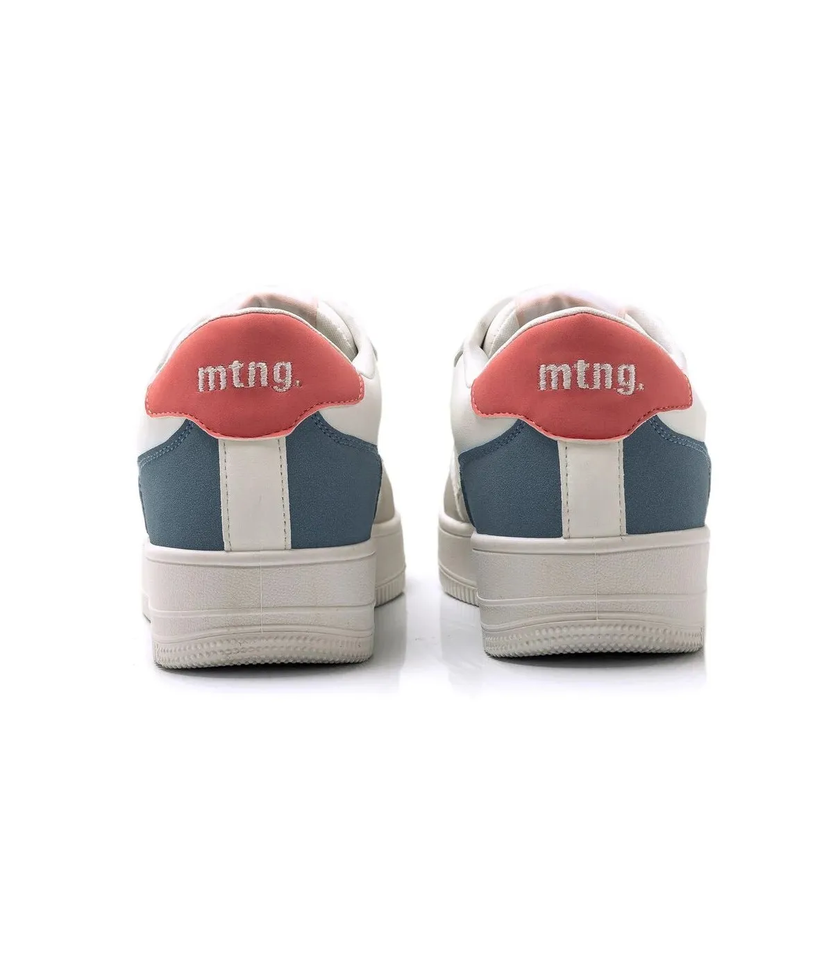Deportivo blanco con colores azul y rojo