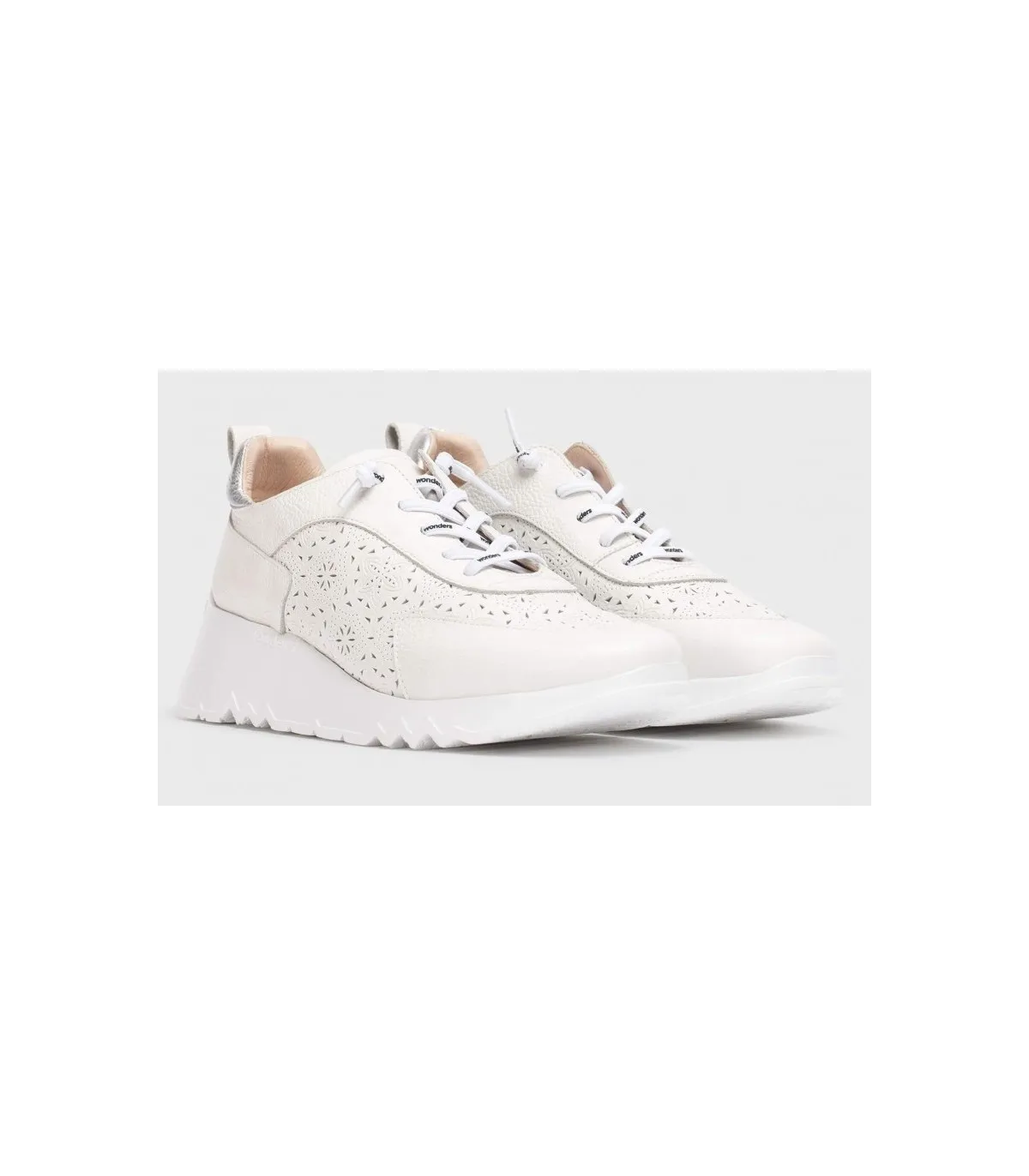 Deportivo de color blanco en piel natural