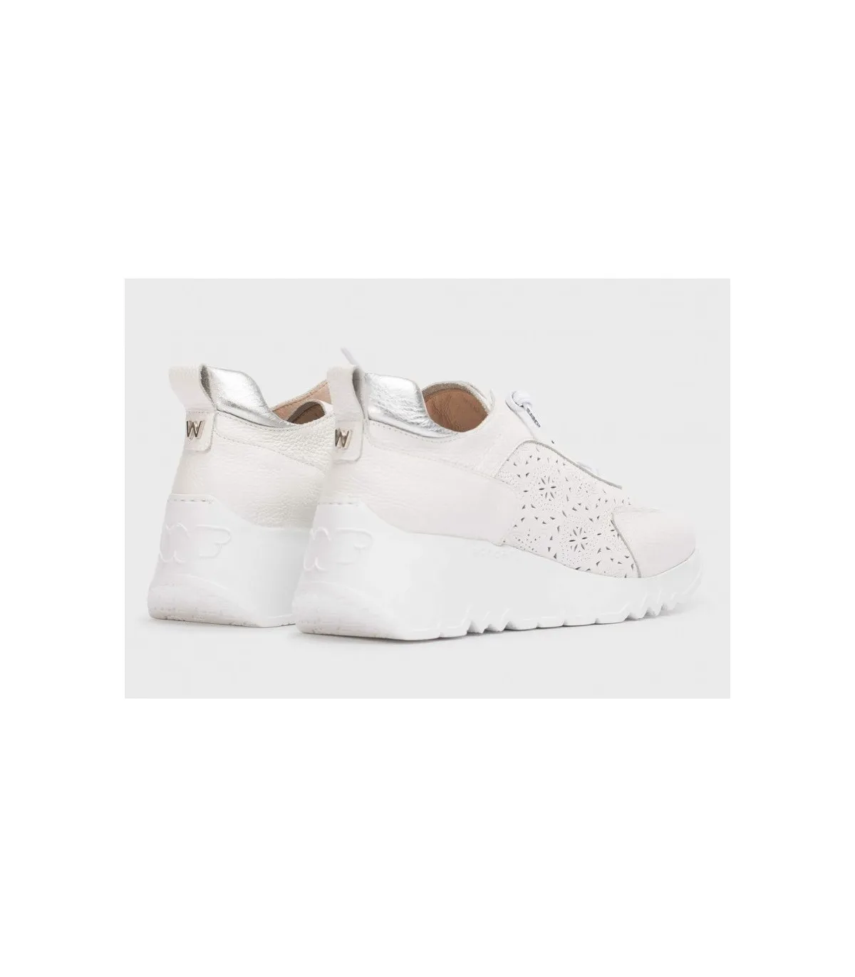 Deportivo de color blanco en piel natural