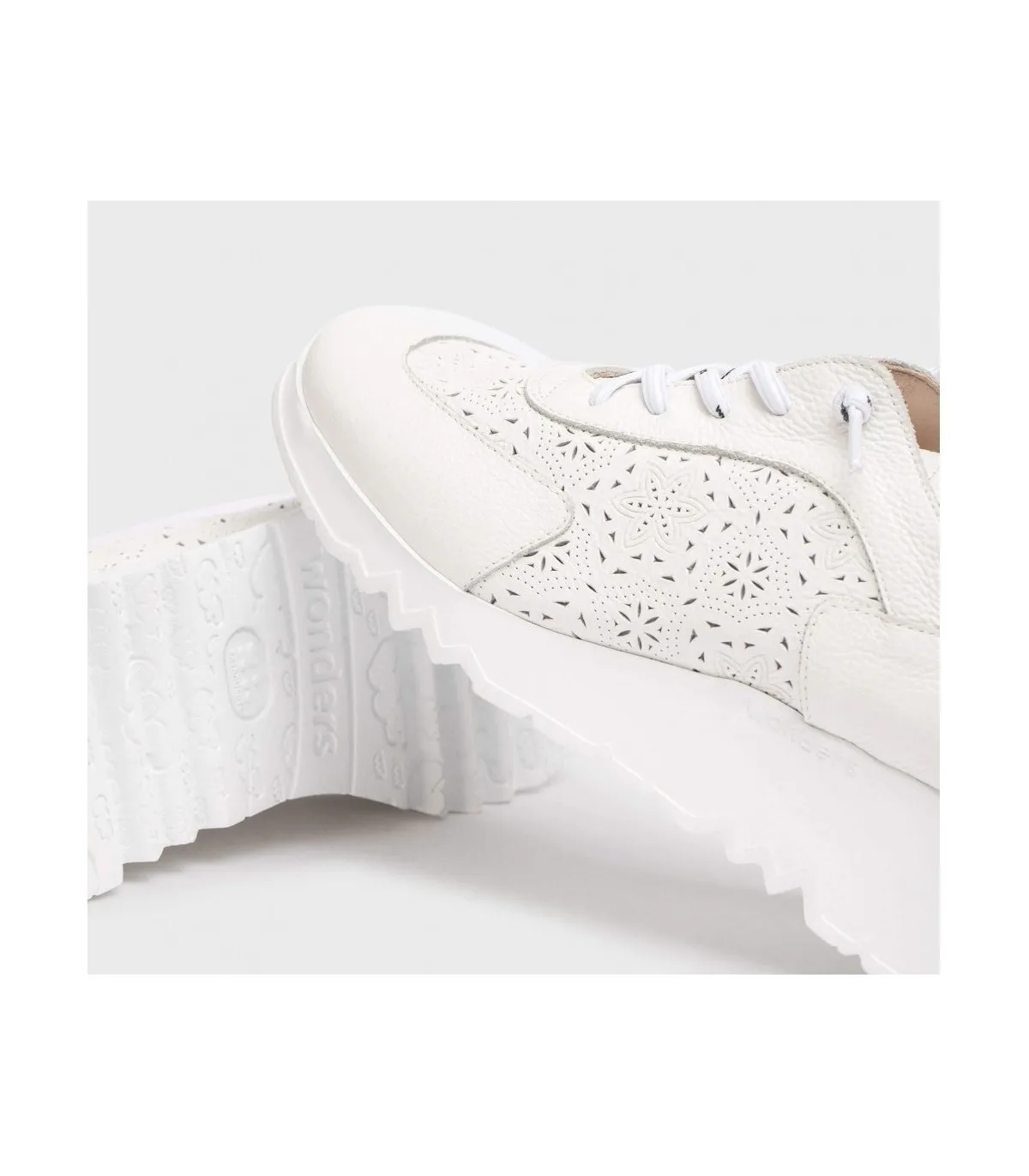 Deportivo de color blanco en piel natural