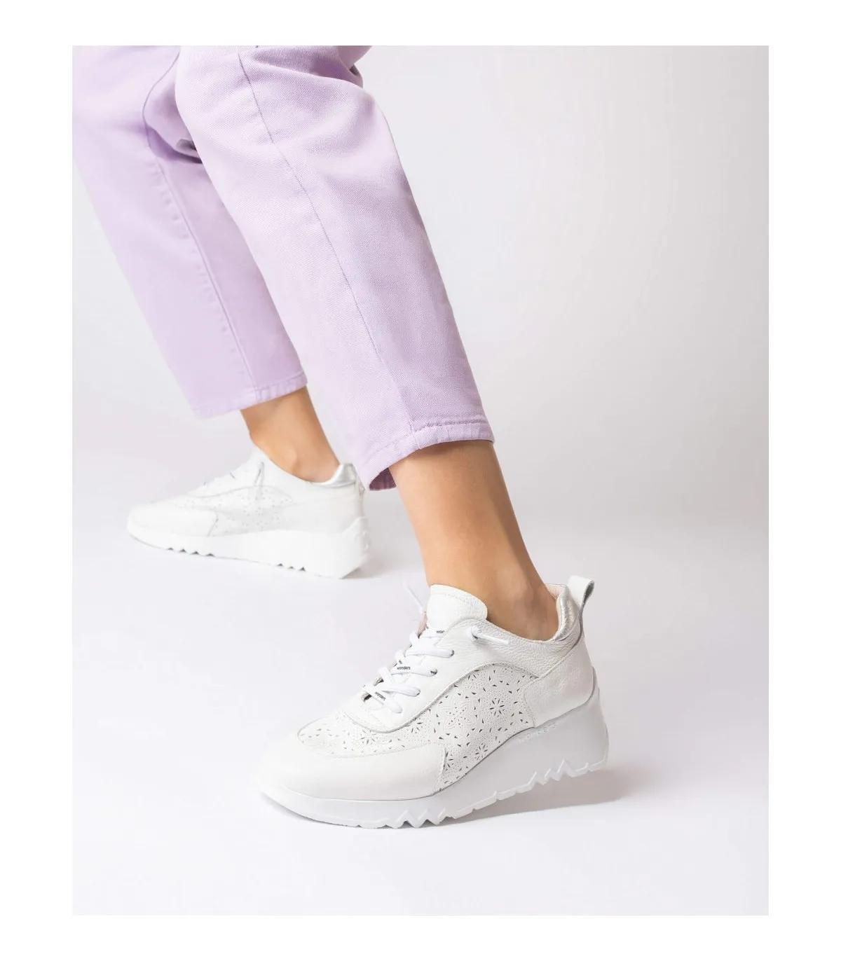 Deportivo de color blanco en piel natural