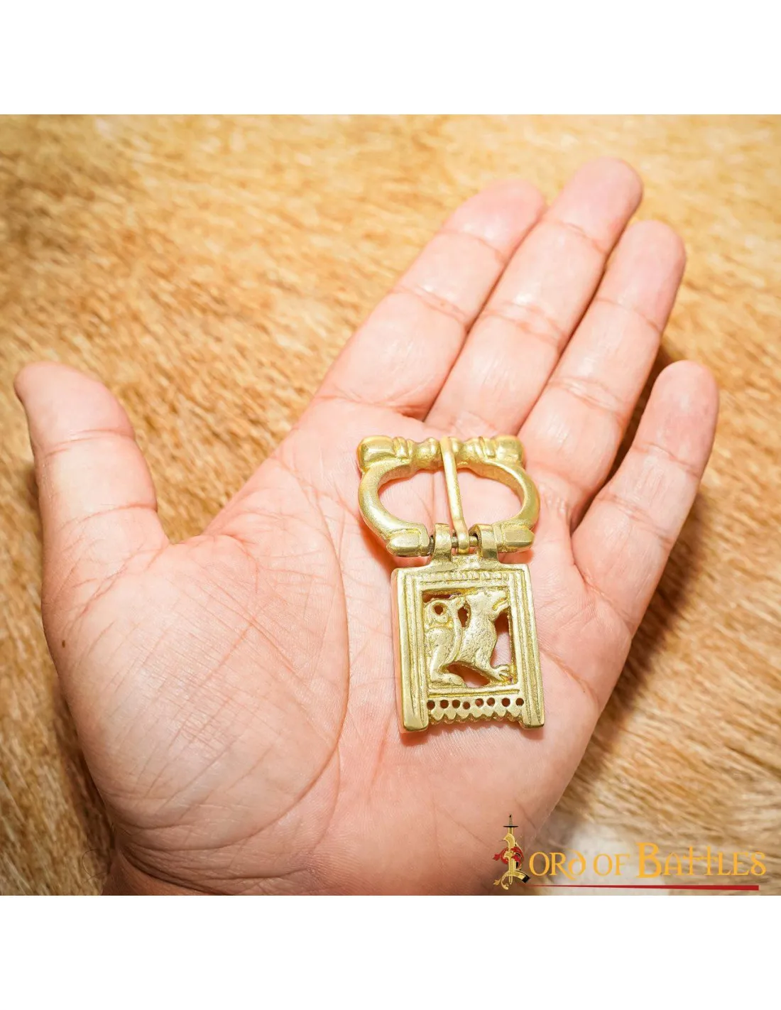 Hebilla medieval latón lobo (6,2 x 2,8 cm.)