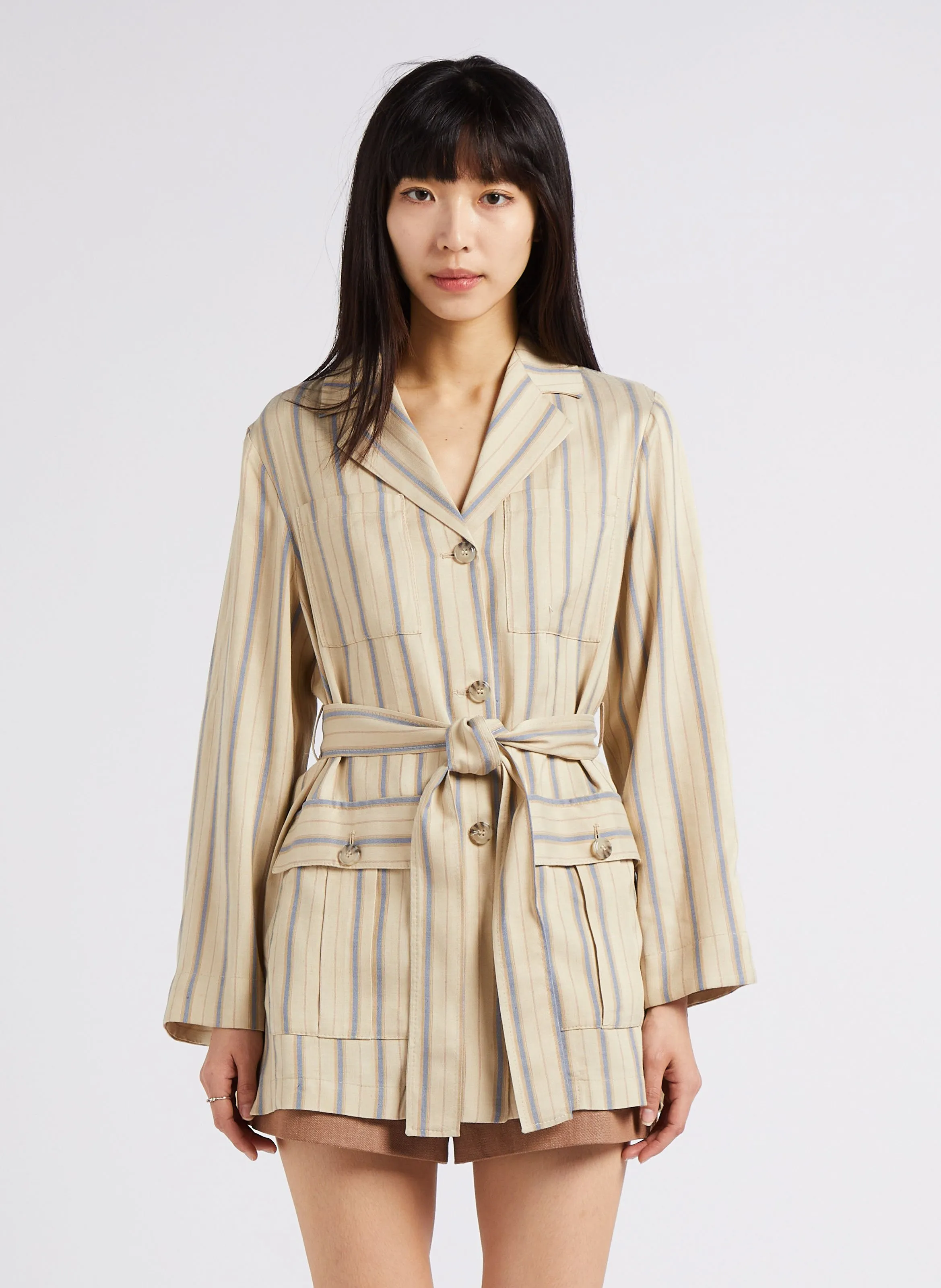INN  CHAQUETA ABOTONADA DE RAYAS CON CINTURóN Y BOTONES EN BEIGE