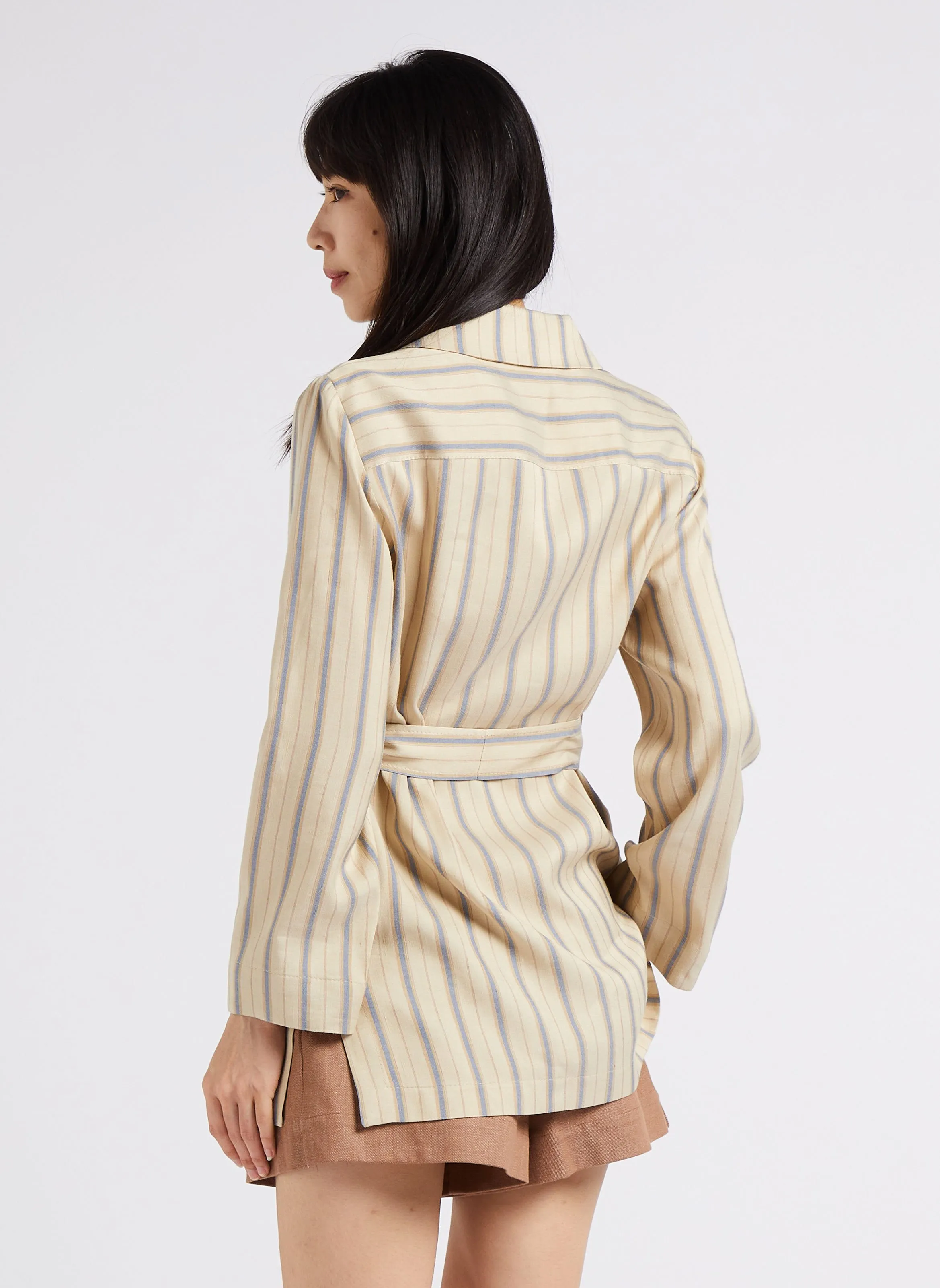 INN  CHAQUETA ABOTONADA DE RAYAS CON CINTURóN Y BOTONES EN BEIGE