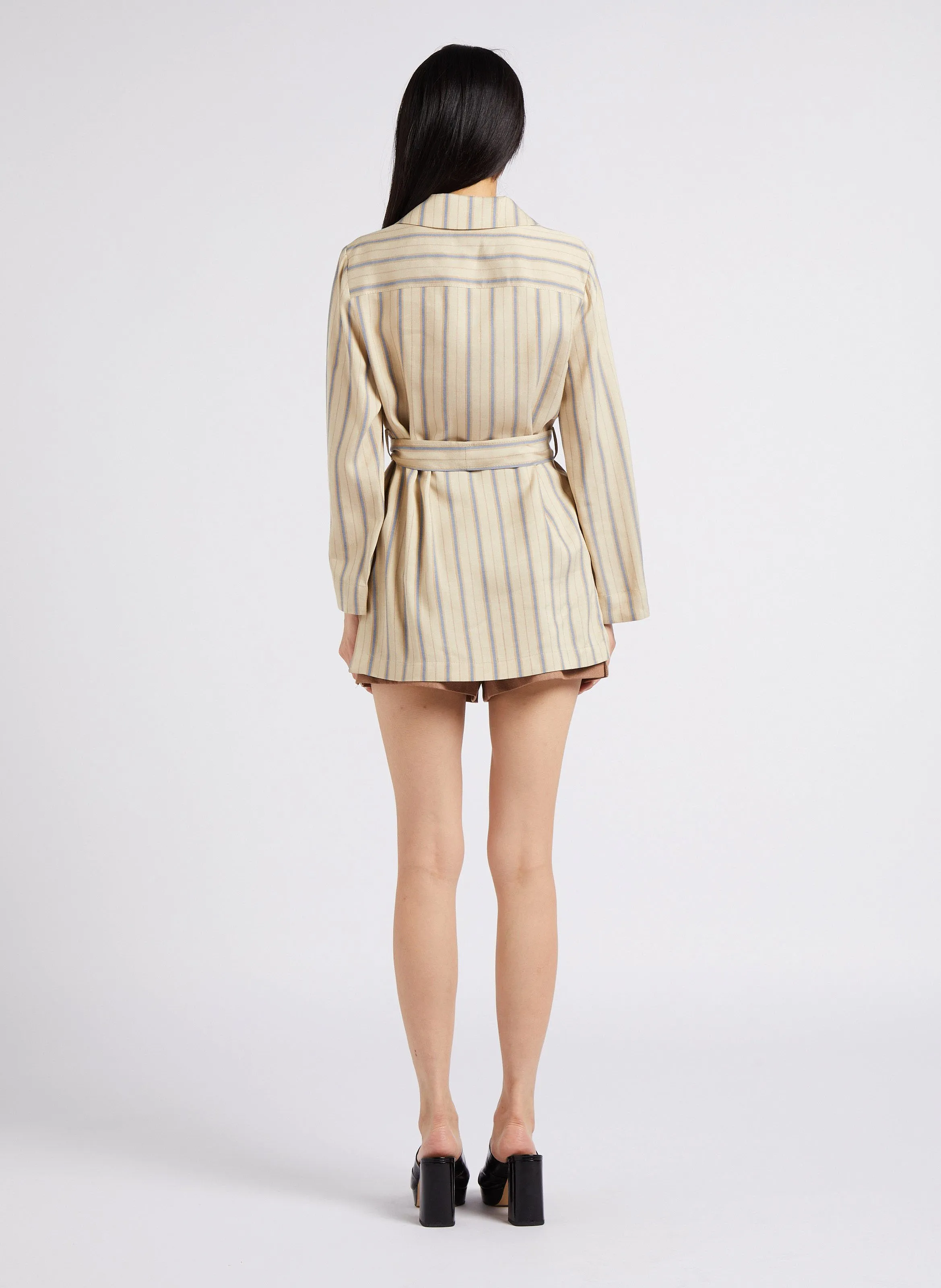 INN  CHAQUETA ABOTONADA DE RAYAS CON CINTURóN Y BOTONES EN BEIGE