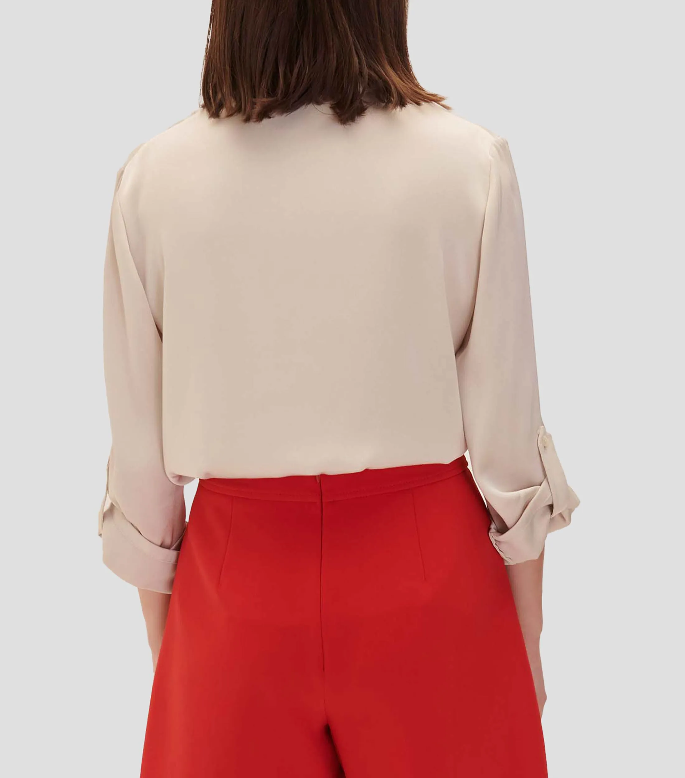 Julio Blusa de Satín Cuello Mao y Escote V Beige Mujer