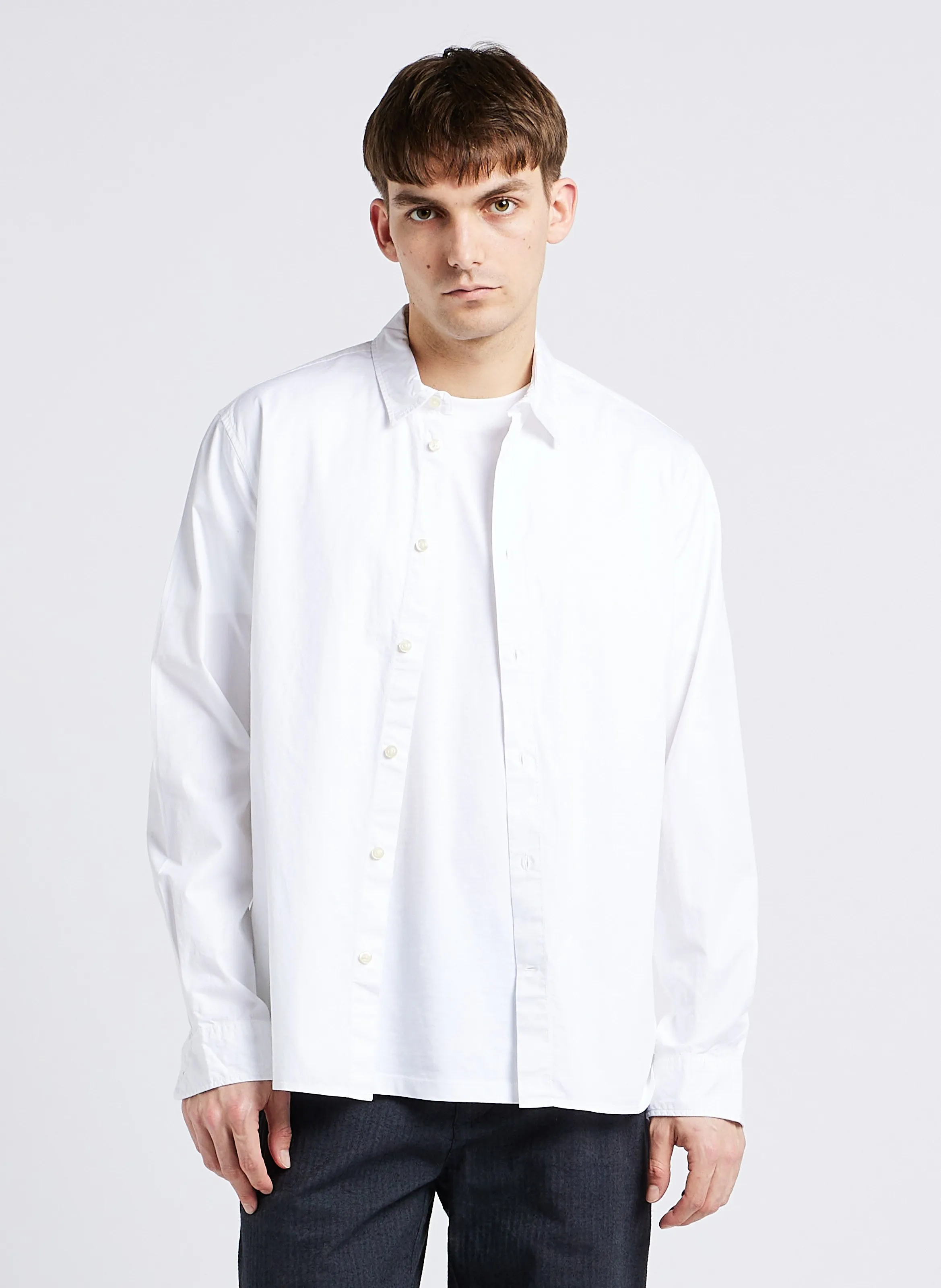 KNOWLEDGE COTTON APPAREL ALF  CAMISA RECTA DE ALGODóN ORGáNICO CON CUELLO CLáSICO EN BLANCO