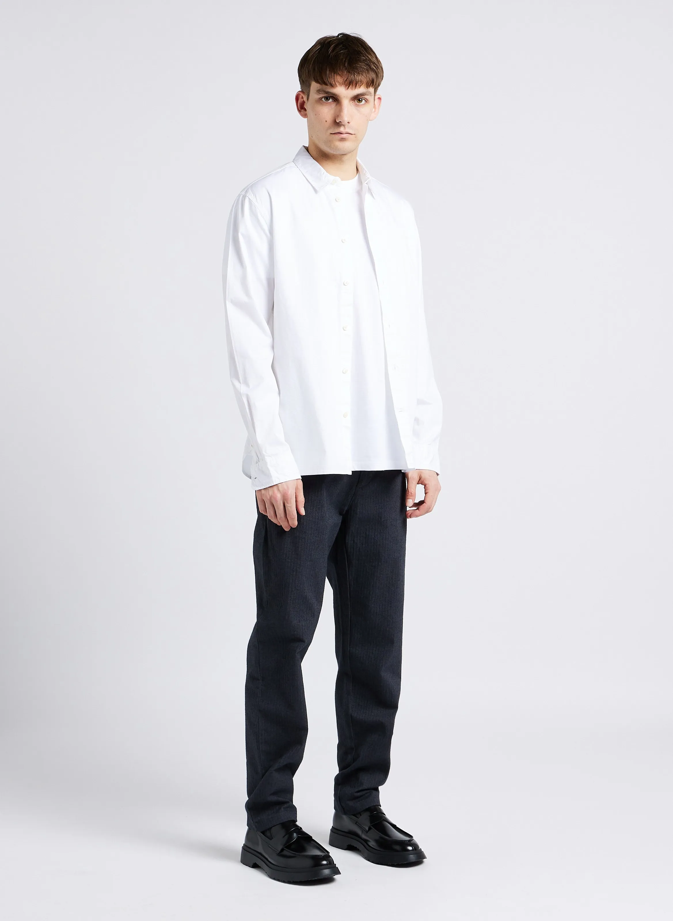 KNOWLEDGE COTTON APPAREL ALF  CAMISA RECTA DE ALGODóN ORGáNICO CON CUELLO CLáSICO EN BLANCO