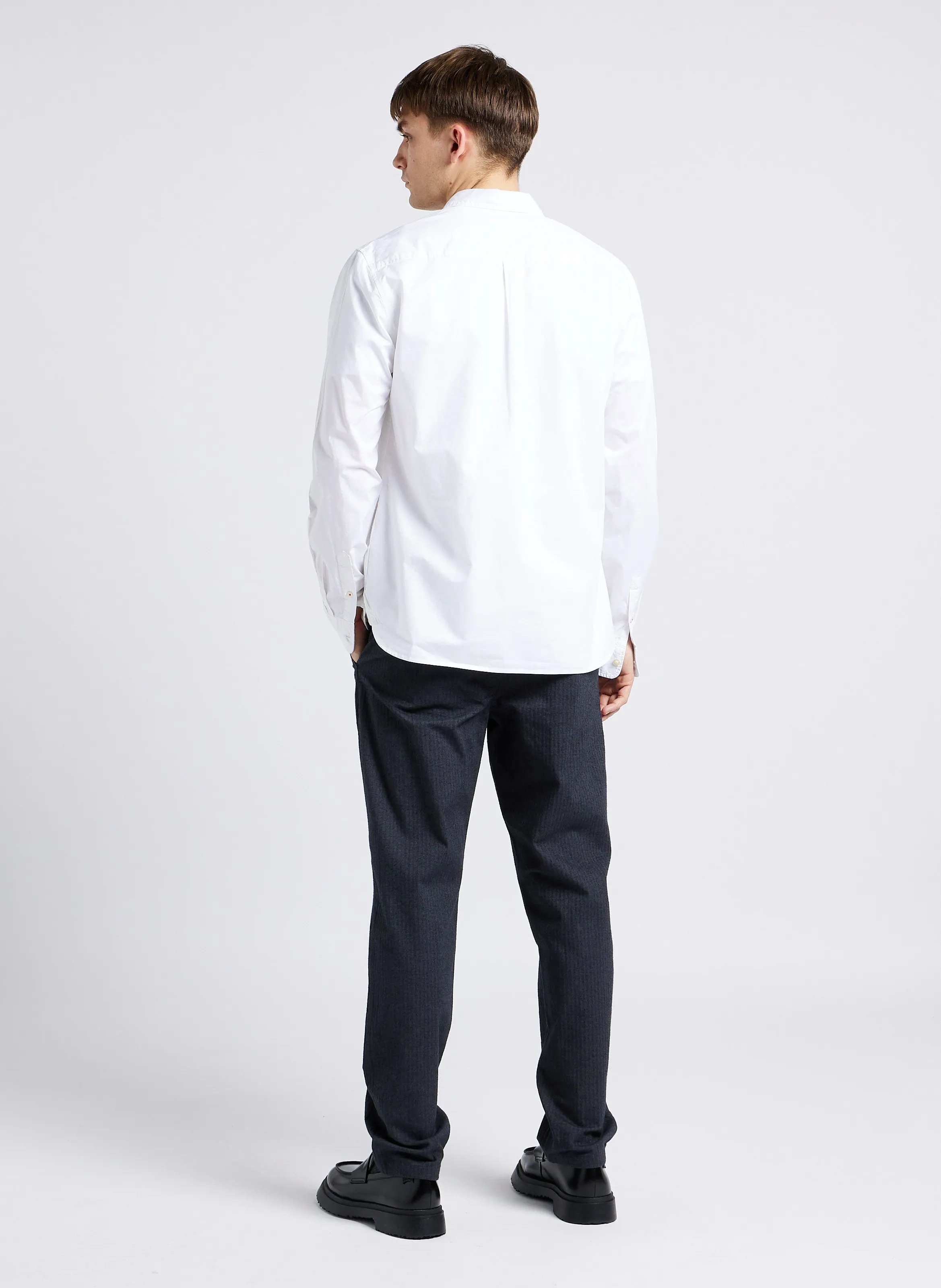 KNOWLEDGE COTTON APPAREL ALF  CAMISA RECTA DE ALGODóN ORGáNICO CON CUELLO CLáSICO EN BLANCO