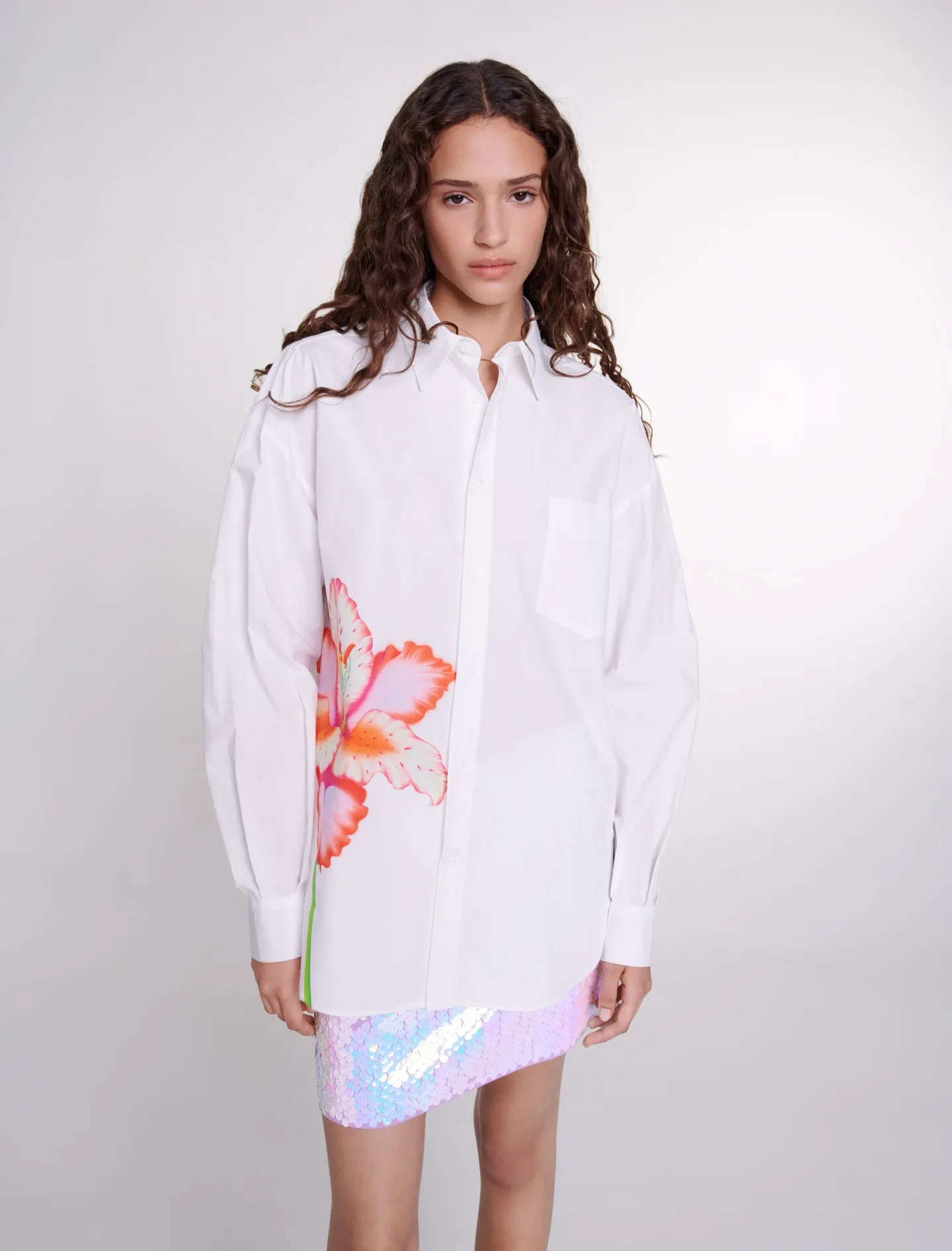 MAJE Camisa holgada de algodón estampada en blanco