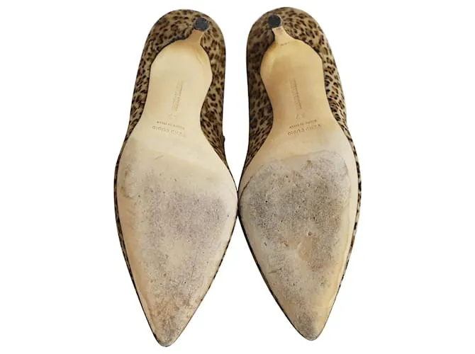 Manolo Blahnik Pointed Pumps en Animal Print Ponyhair Impresión de pitón 
