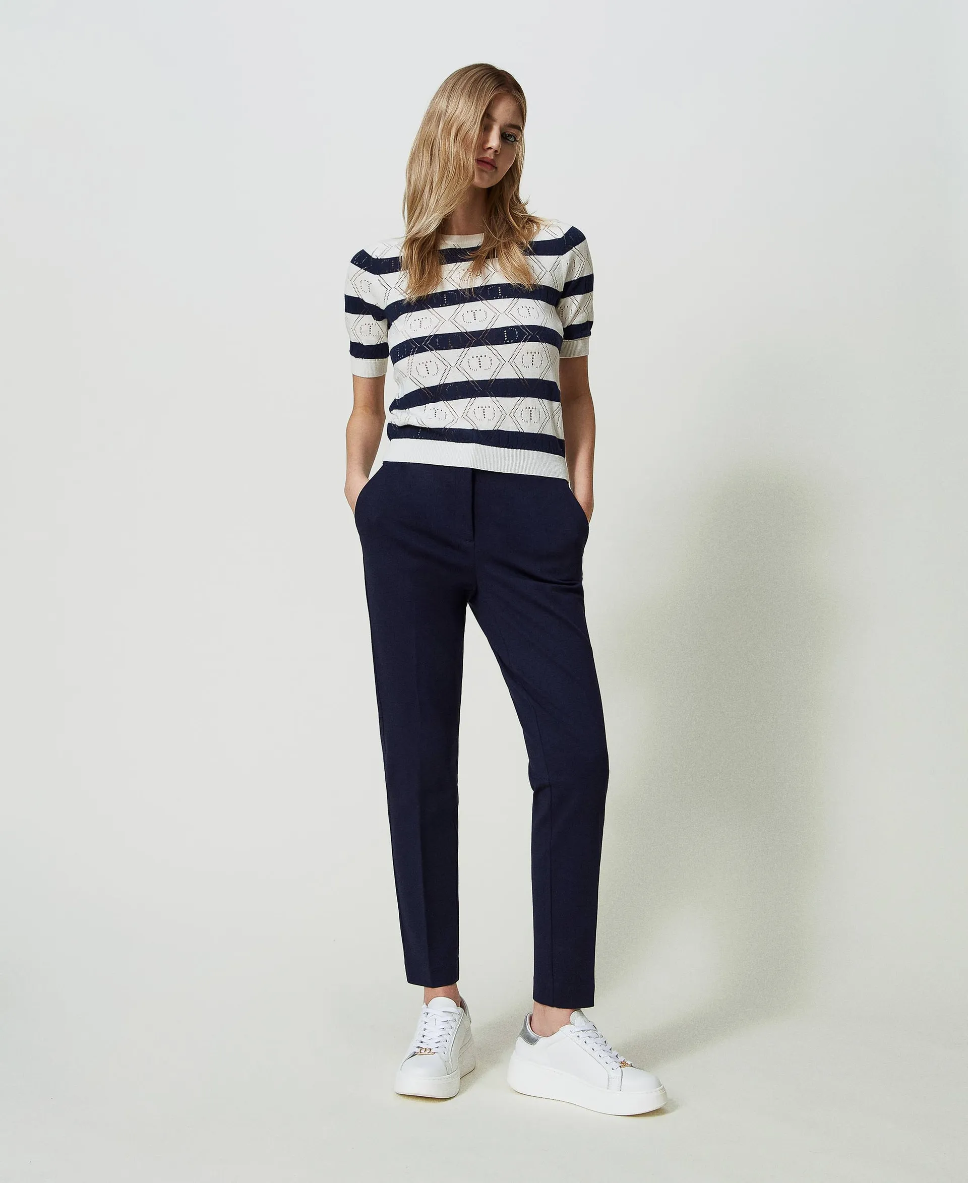Pantalón pitillo con raya planchada