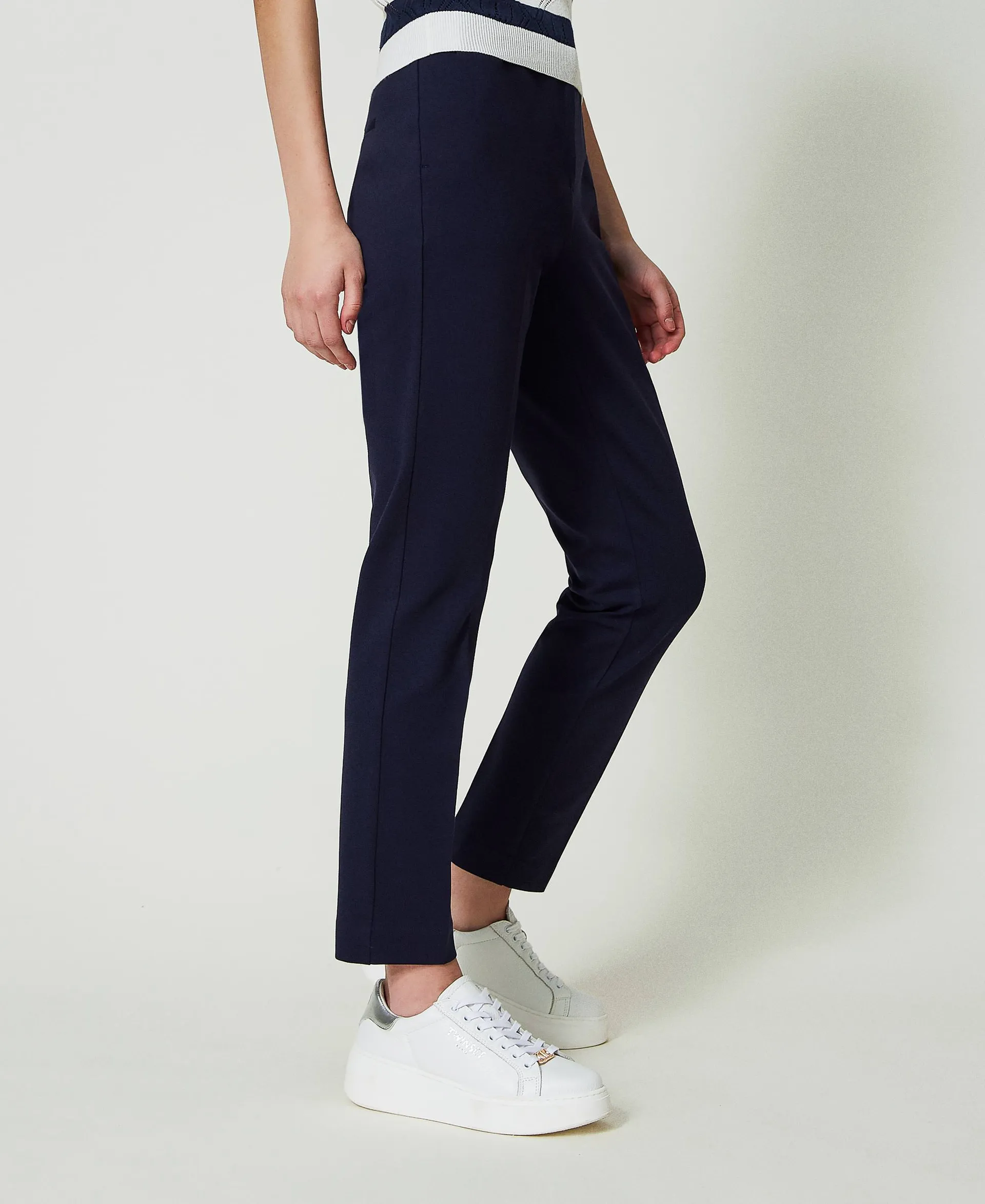 Pantalón pitillo con raya planchada