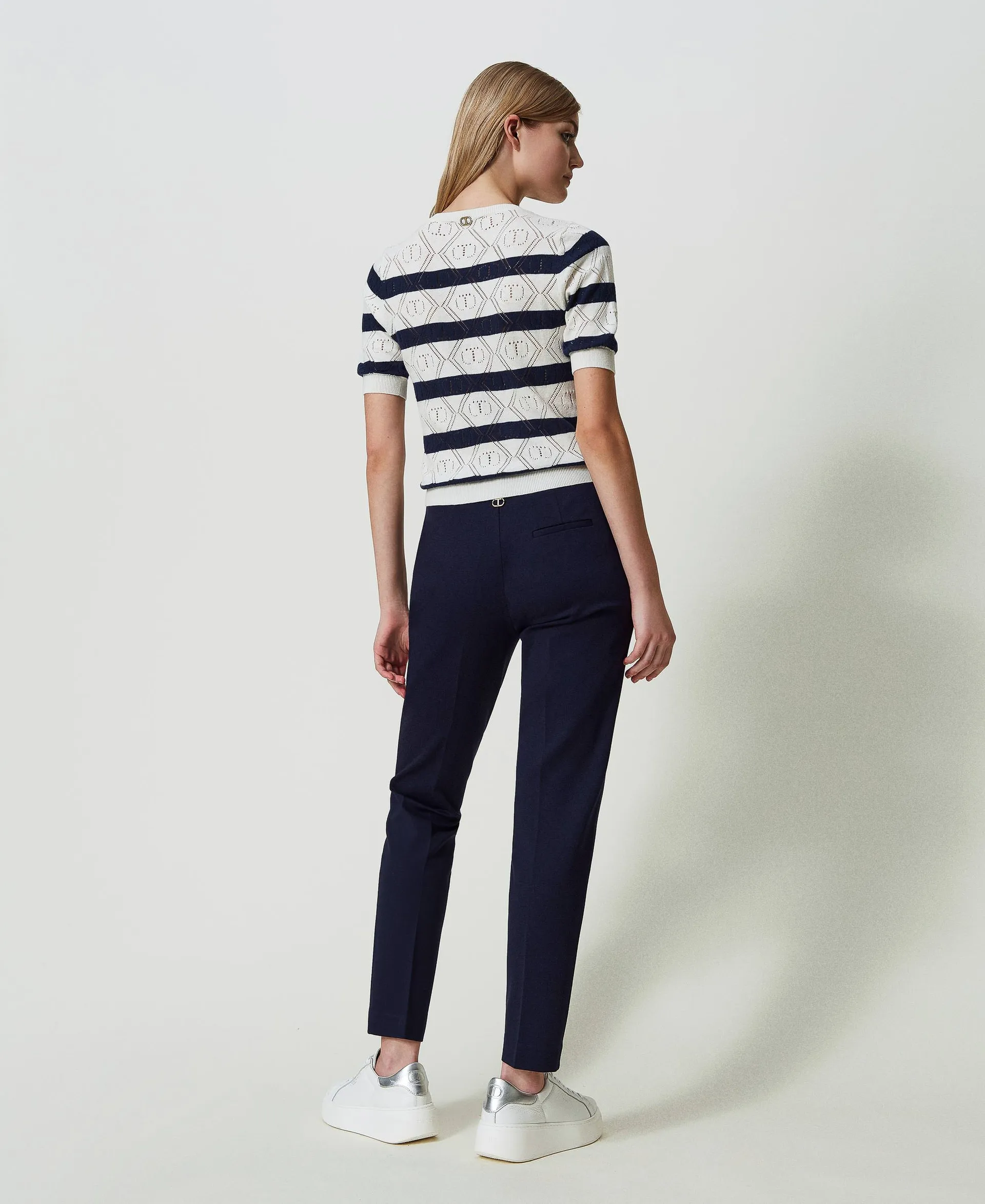 Pantalón pitillo con raya planchada