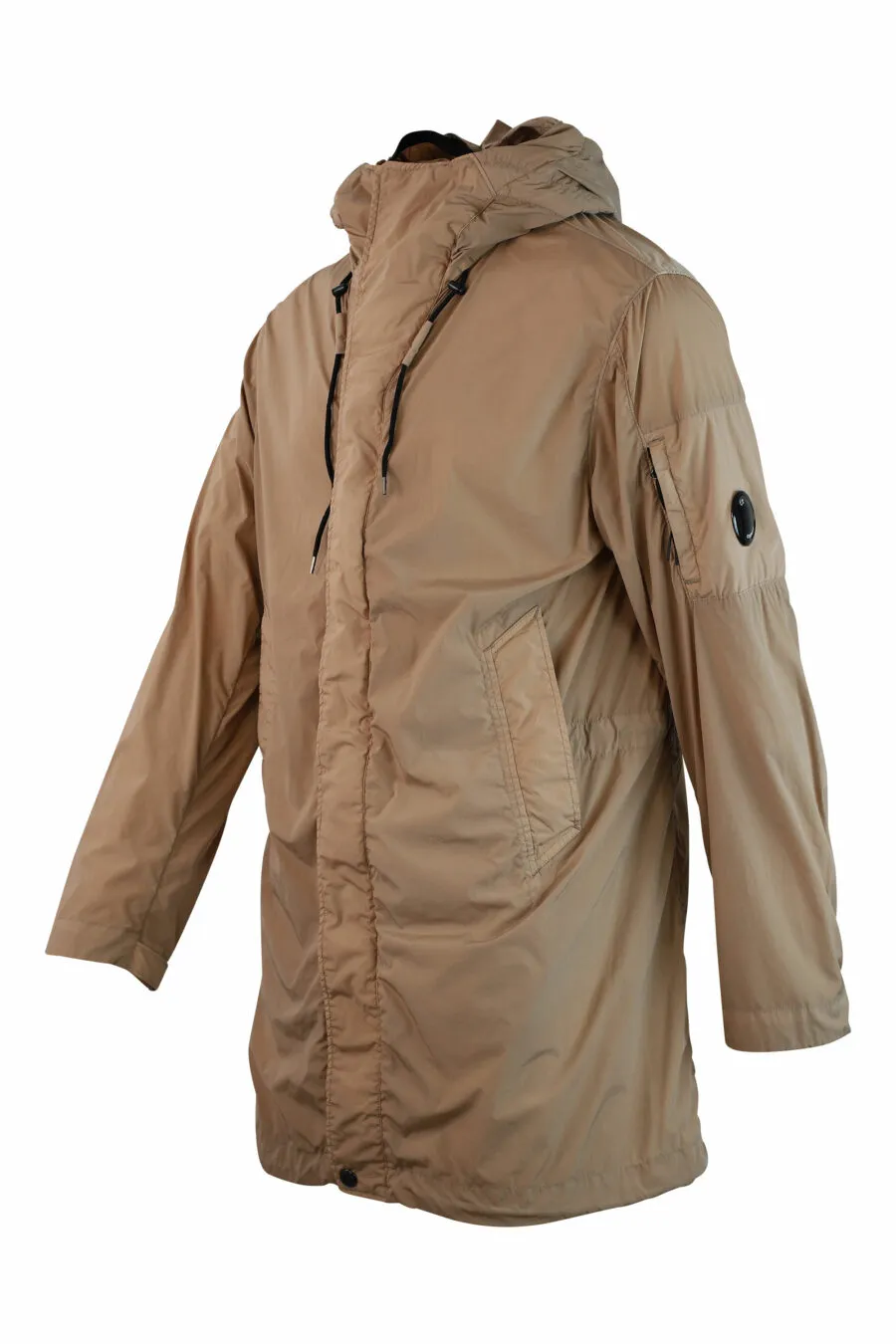 Parka beige larga con capucha y bolsillo lateral con minilogo