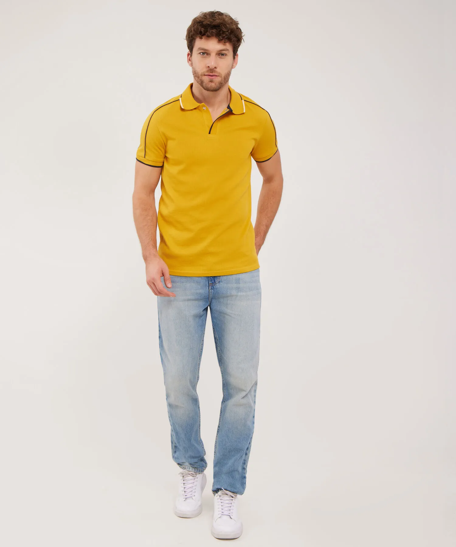 POLO UNICOLOR CON PECHERA TEJIDA Y BROCHE