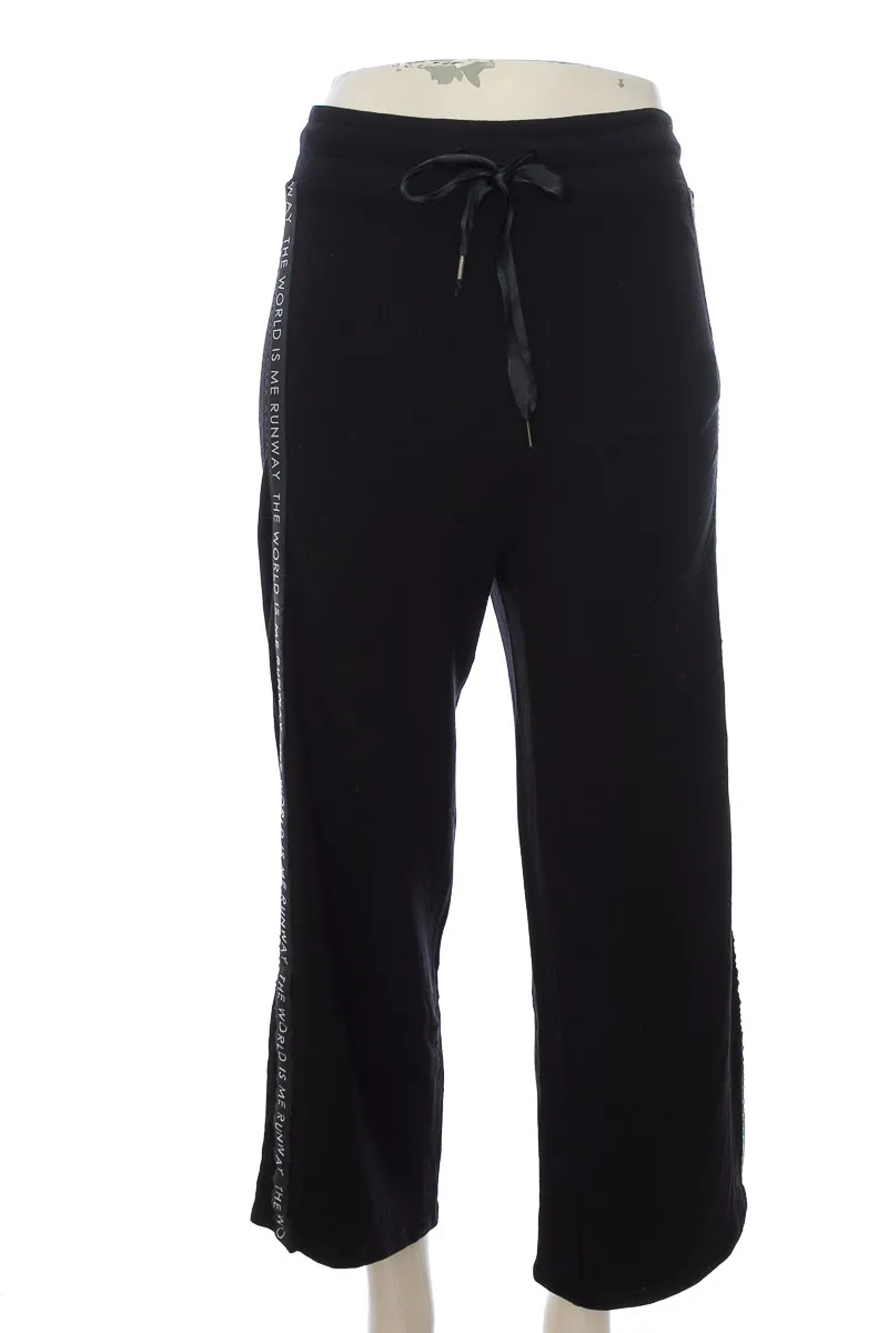ROPA DEPORTIVA / SALIDA DE BAñO COLOR NEGRO  KOAJ