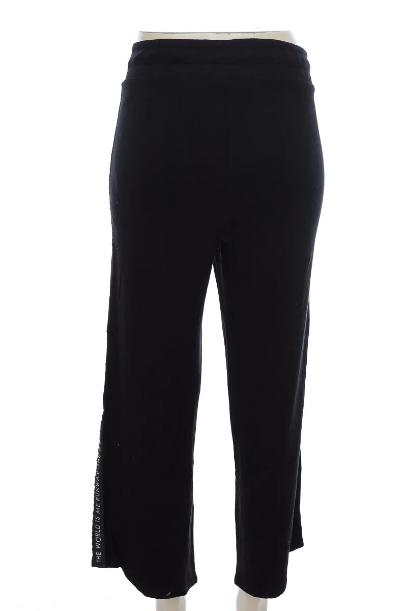 ROPA DEPORTIVA / SALIDA DE BAñO COLOR NEGRO  KOAJ