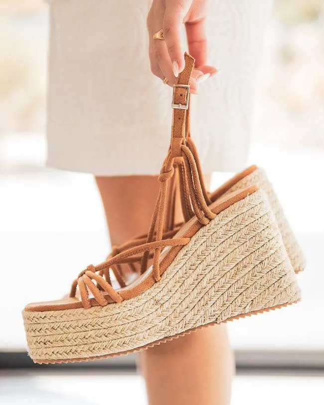 SANDALIA DE CUñA DE GAMUZA EN COLOR CAMEL CON CORDONES  FLAVIE
