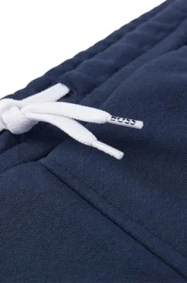 Shorts regular fit para niños en forro polar con logo estampado